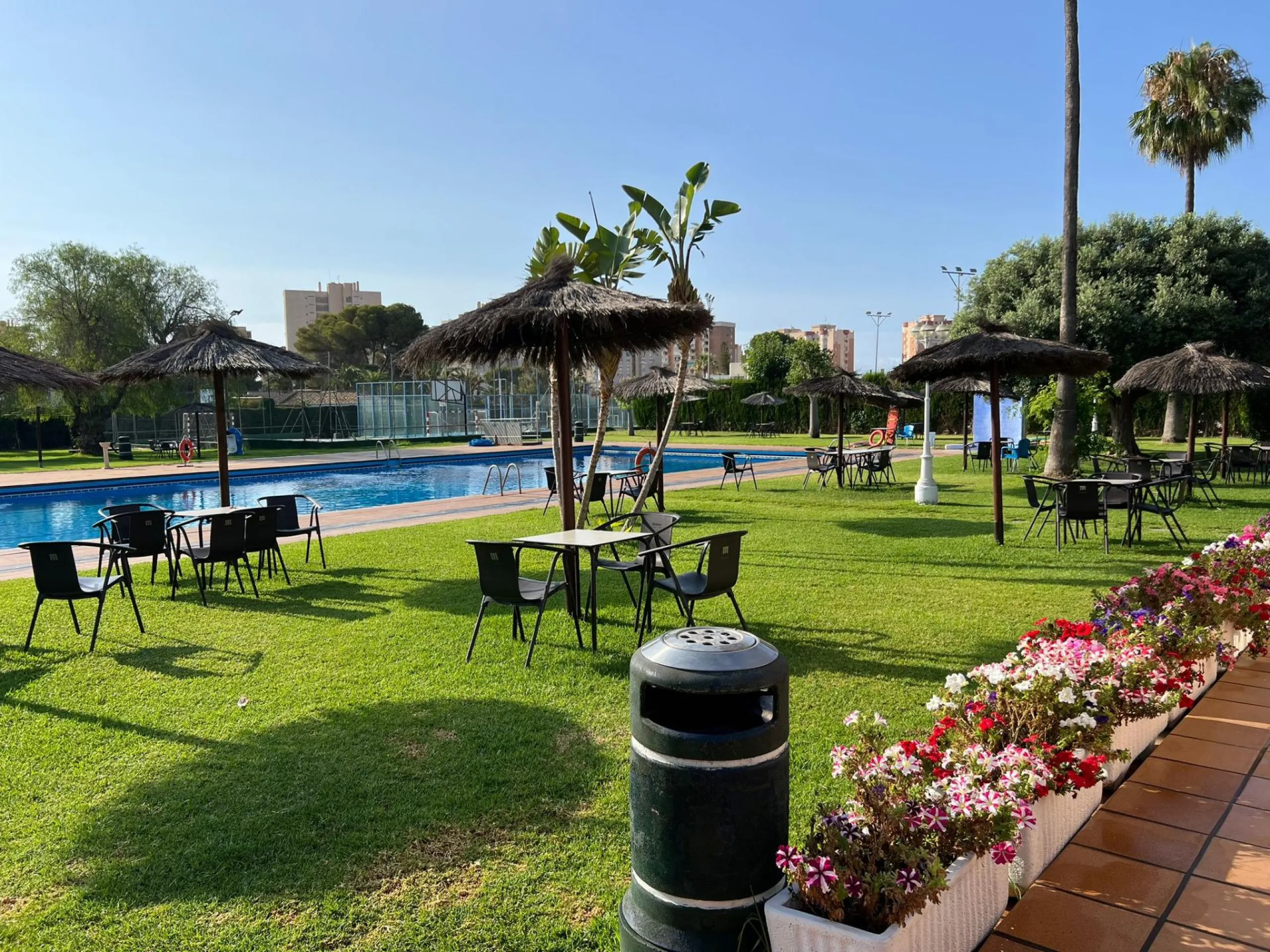VILLA EN ORIHUELA COSTA A 500 METROS DE LA PLAYA. 4 DORM. 3 BAÑOS. PARCELA 1.145M2.