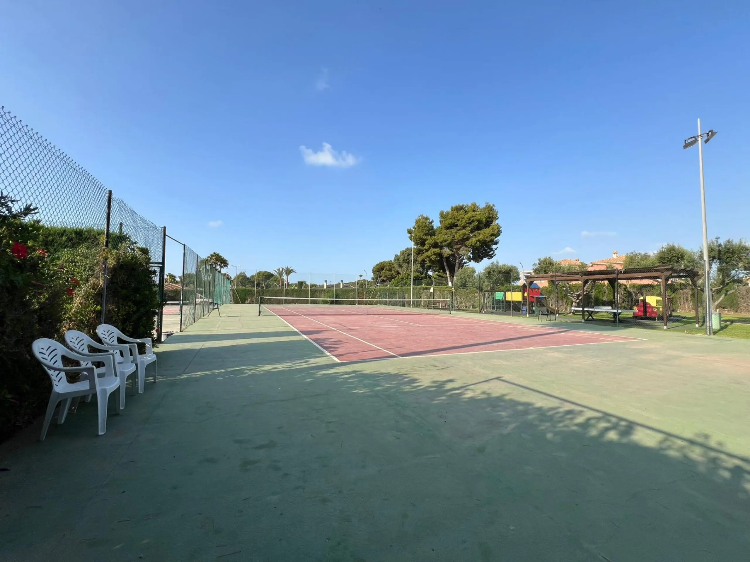 VILLA EN ORIHUELA COSTA A 500 METROS DE LA PLAYA. 4 DORM. 3 BAÑOS. PARCELA 1.145M2.