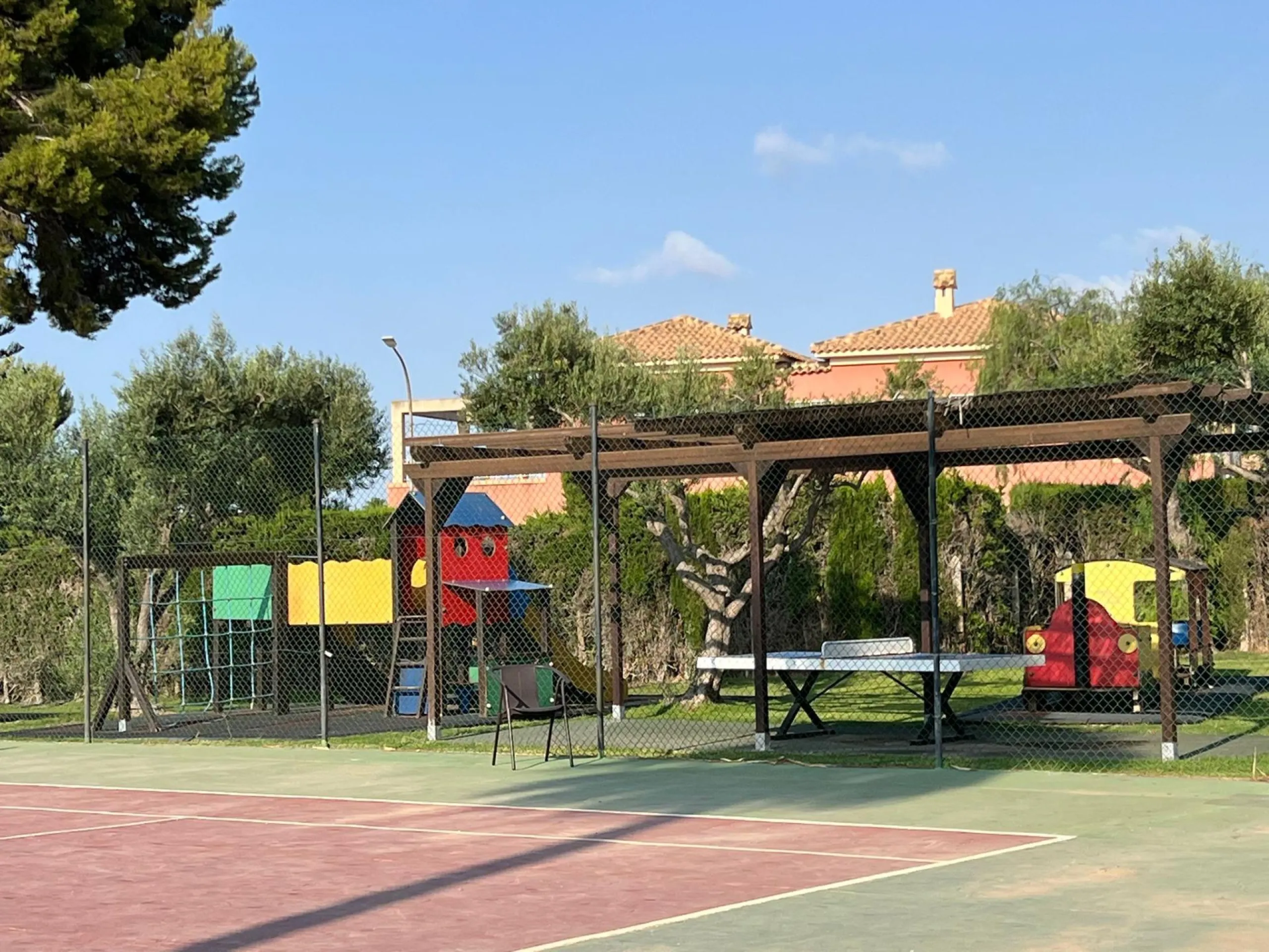 VILLA EN ORIHUELA COSTA A 500 METROS DE LA PLAYA. 4 DORM. 3 BAÑOS. PARCELA 1.145M2.