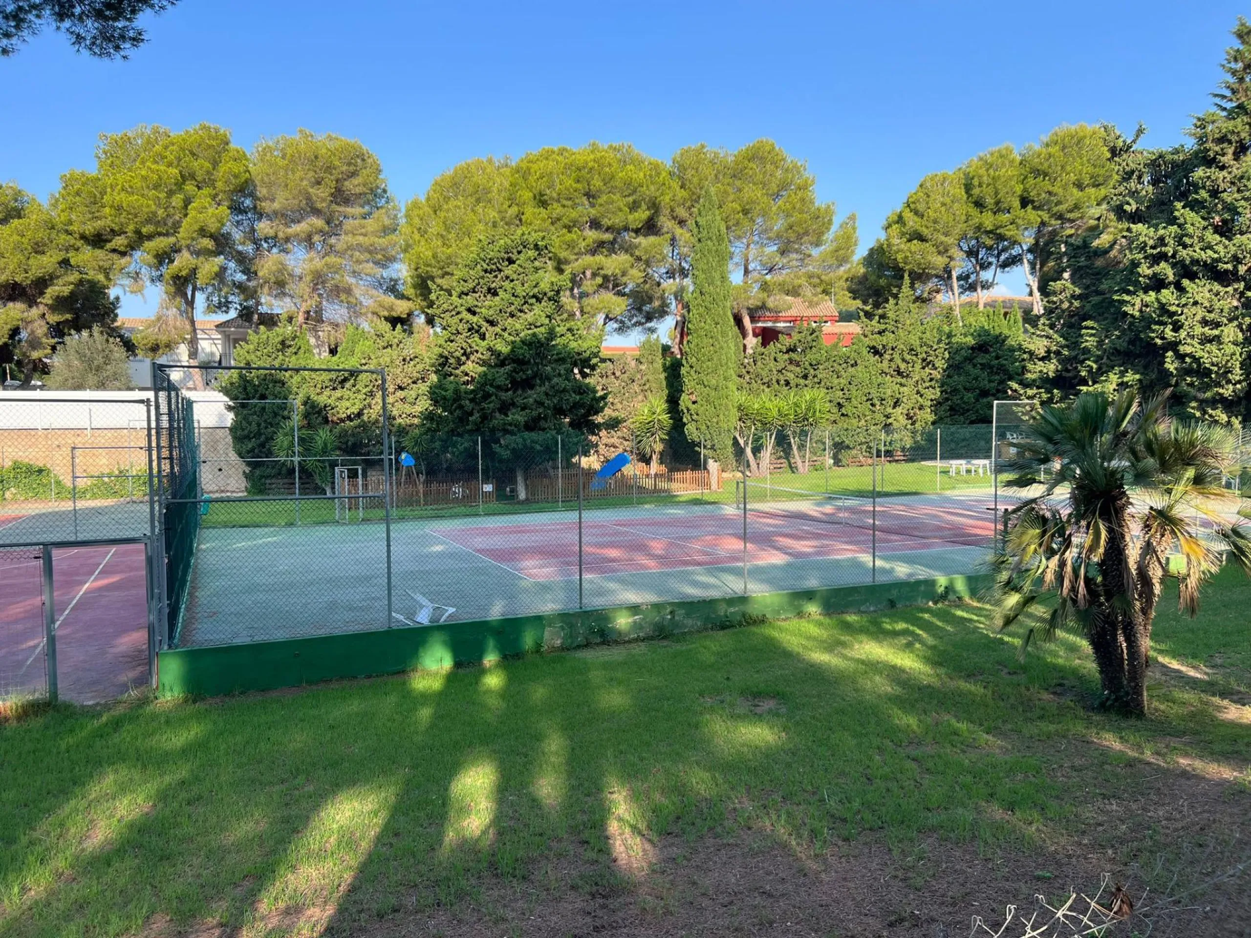 VILLA EN ORIHUELA COSTA A 500 METROS DE LA PLAYA. 4 DORM. 3 BAÑOS. PARCELA 1.145M2.