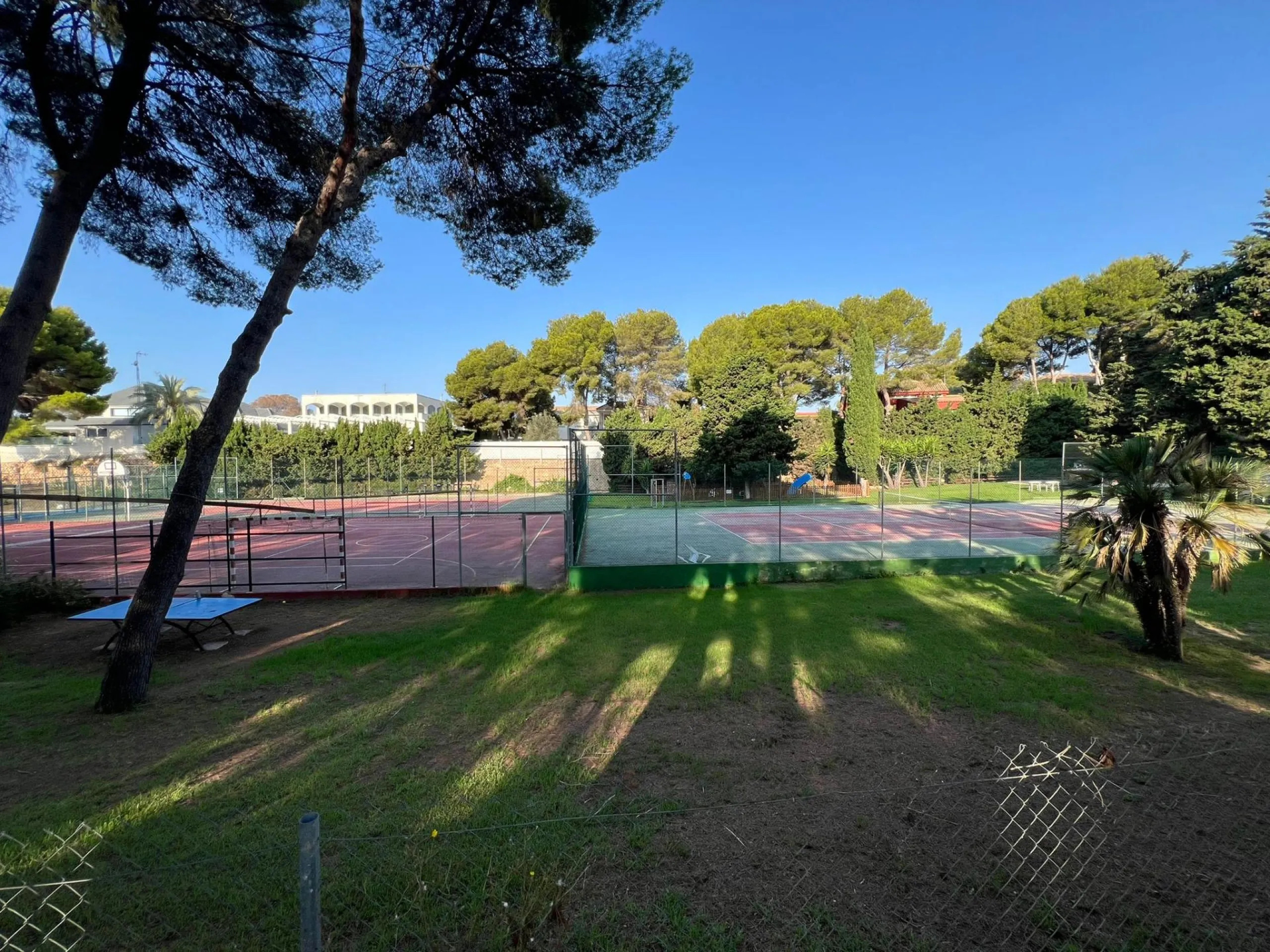 VILLA EN ORIHUELA COSTA A 500 METROS DE LA PLAYA. 4 DORM. 3 BAÑOS. PARCELA 1.145M2.