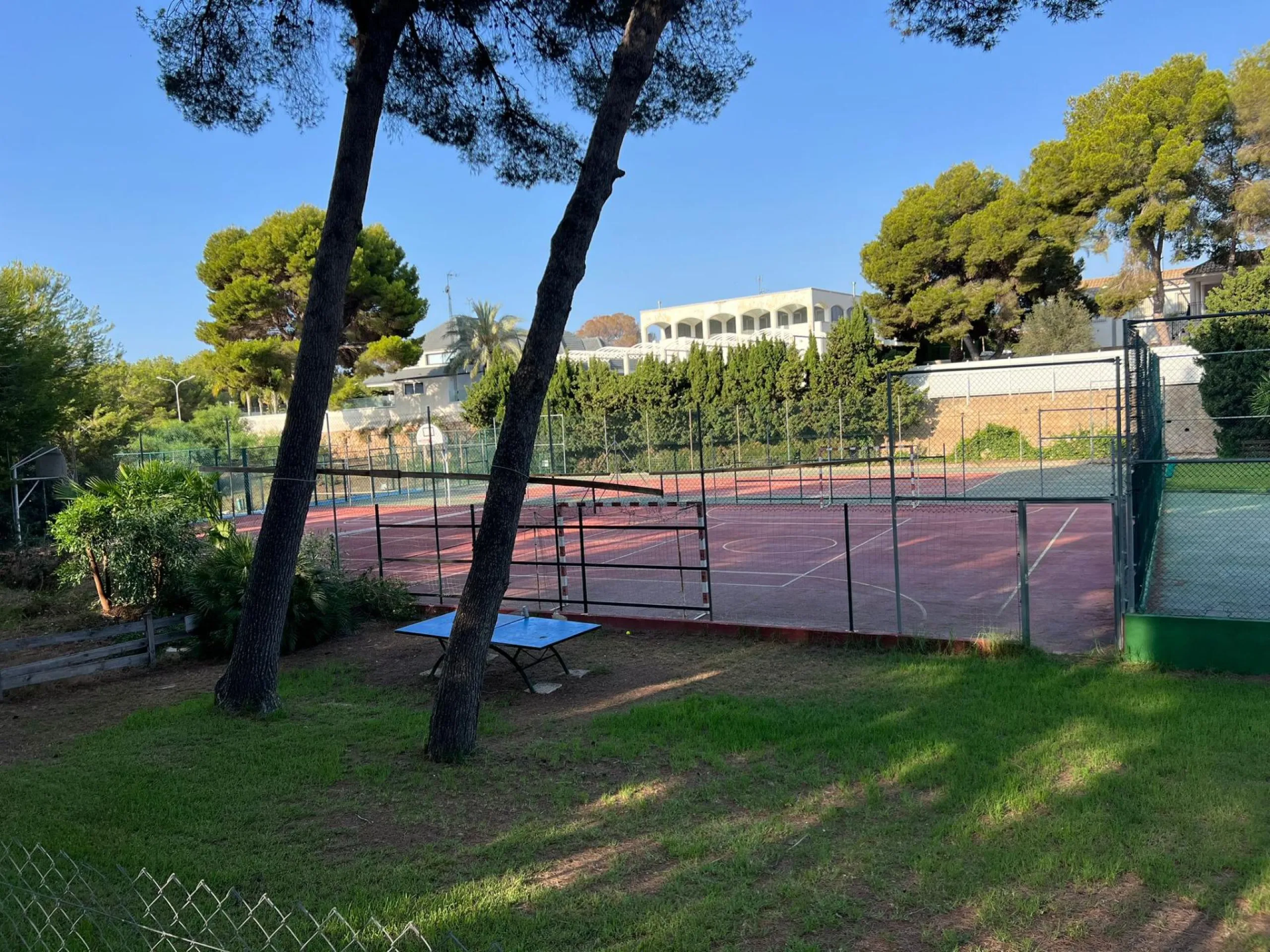 VILLA EN ORIHUELA COSTA A 500 METROS DE LA PLAYA. 4 DORM. 3 BAÑOS. PARCELA 1.145M2.