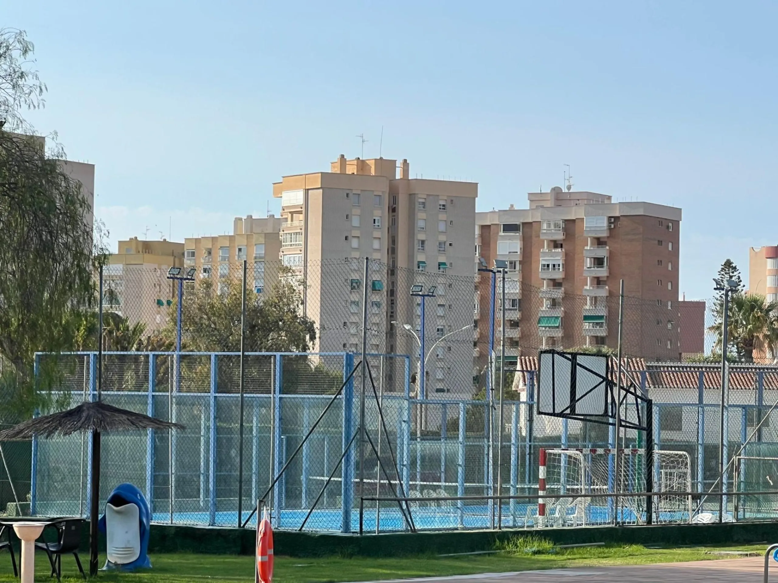 VILLA EN ORIHUELA COSTA A 500 METROS DE LA PLAYA. 4 DORM. 3 BAÑOS. PARCELA 1.145M2.