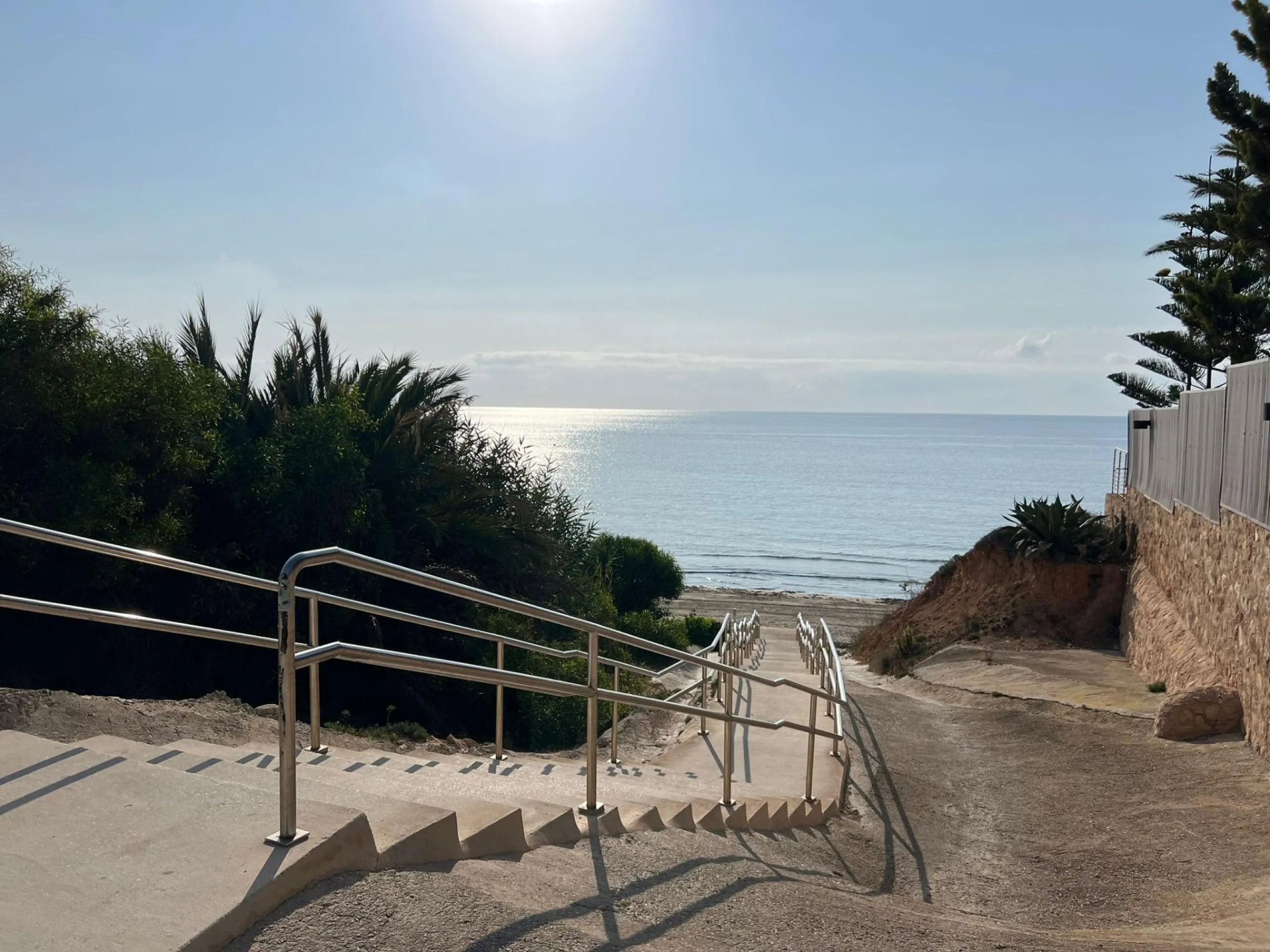 VILLA EN ORIHUELA COSTA A 500 METROS DE LA PLAYA. 4 DORM. 3 BAÑOS. PARCELA 1.145M2.