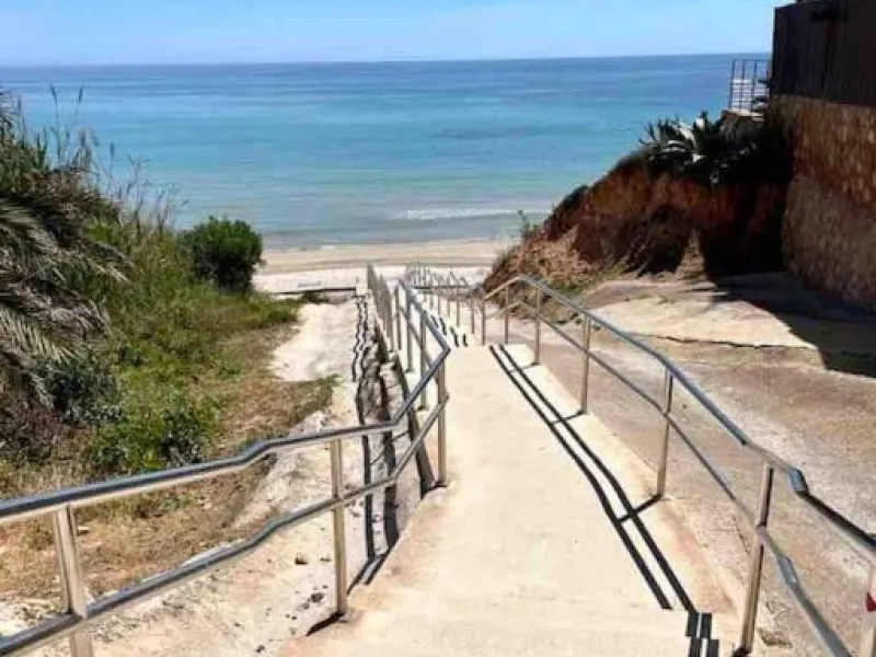 VILLA EN ORIHUELA COSTA A 500 METROS DE LA PLAYA. 4 DORM. 3 BAÑOS. PARCELA 1.145M2.
