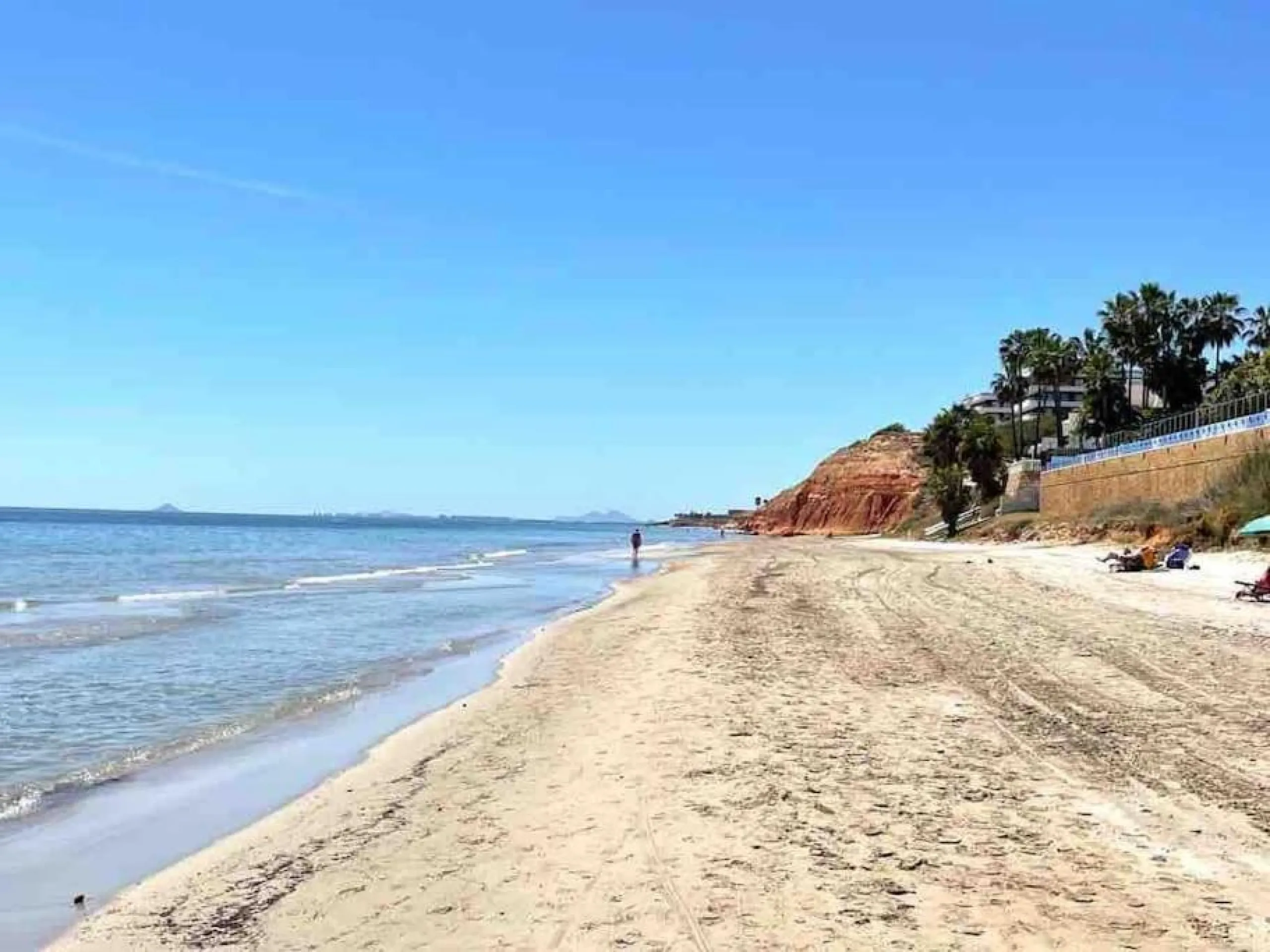 VILLA EN ORIHUELA COSTA A 500 METROS DE LA PLAYA. 4 DORM. 3 BAÑOS. PARCELA 1.145M2.