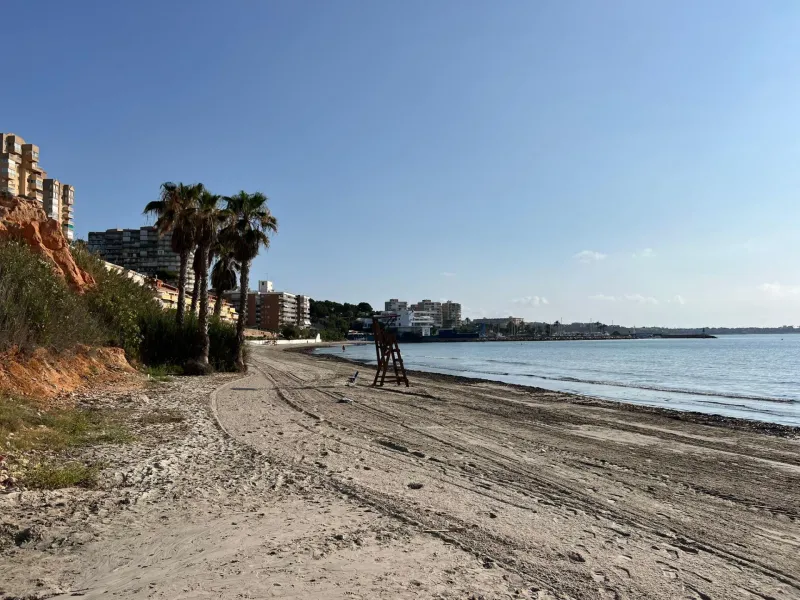 VILLA EN ORIHUELA COSTA A 500 METROS DE LA PLAYA. 4 DORM. 3 BAÑOS. PARCELA 1.145M2.