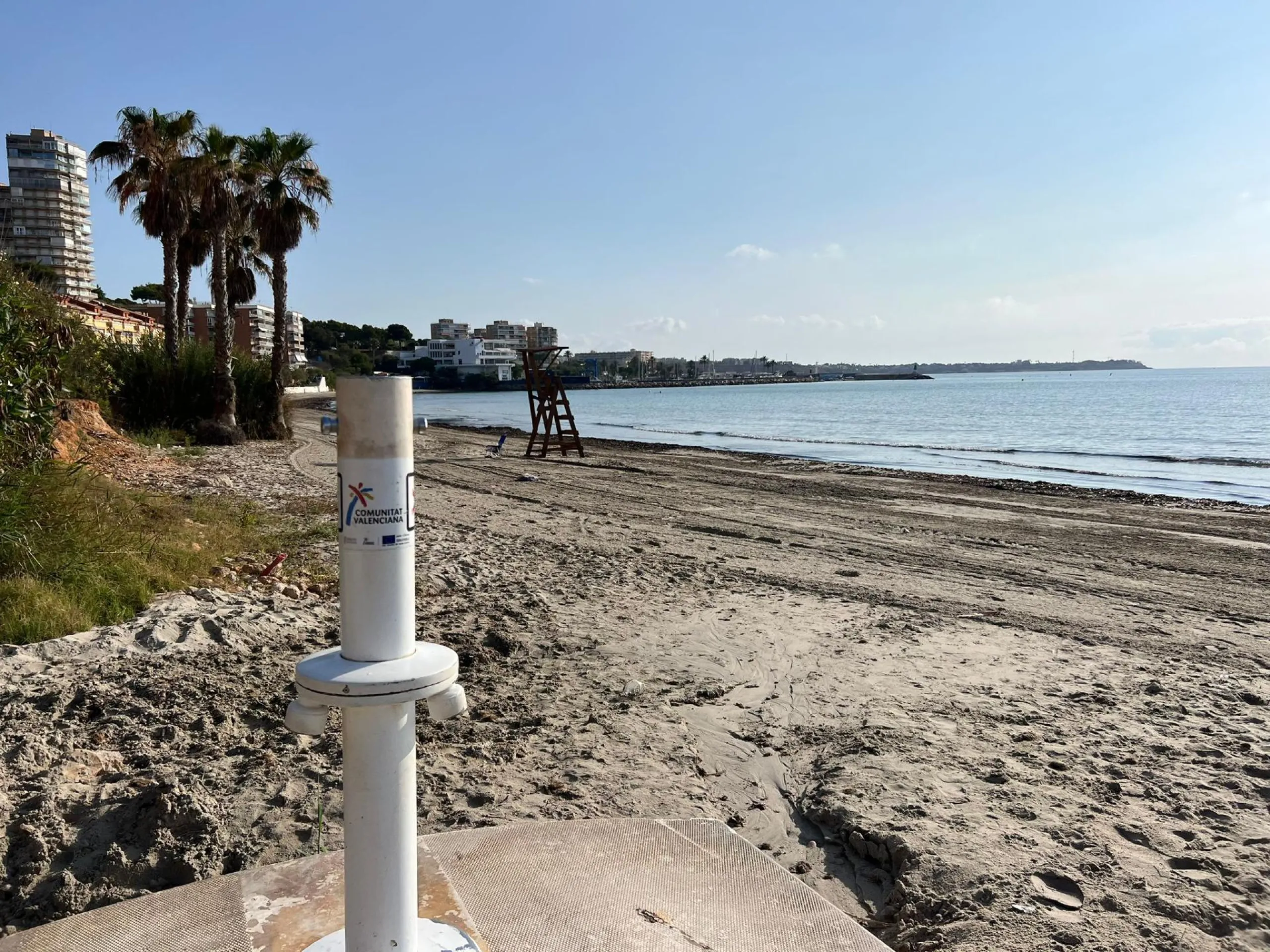VILLA EN ORIHUELA COSTA A 500 METROS DE LA PLAYA. 4 DORM. 3 BAÑOS. PARCELA 1.145M2.