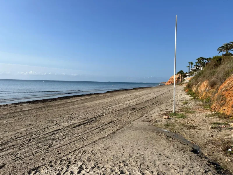 VILLA EN ORIHUELA COSTA A 500 METROS DE LA PLAYA. 4 DORM. 3 BAÑOS. PARCELA 1.145M2.