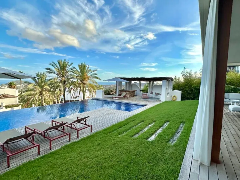 Extraordinary luxury villa with sea views