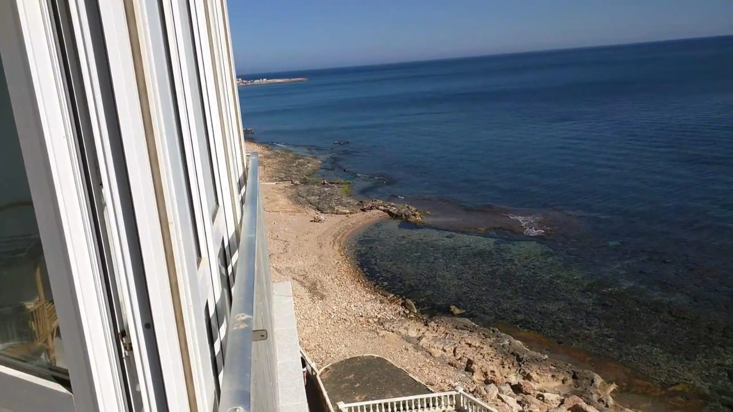 АПАРТАМЕНТЫ С ПРЯМЫМ И БОКОВЫМ ВИДОМ НА МОРЕ. 4 СПАЛЬНИ. 2 ВАННЫЕ КОМНАТЫ. ГАРАЖ+КЛАДОВКА