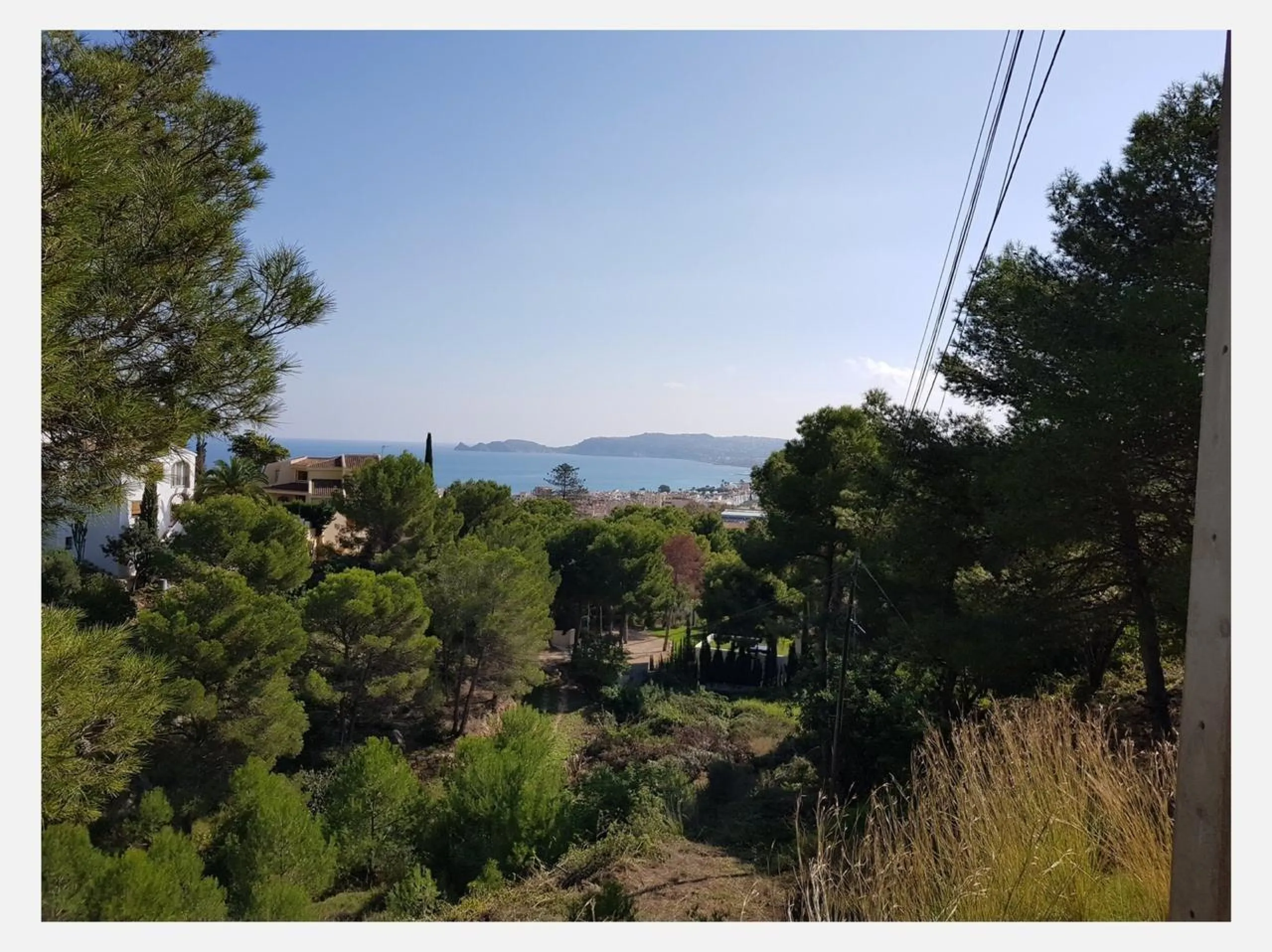 Un terreno urbano con vistas al mar