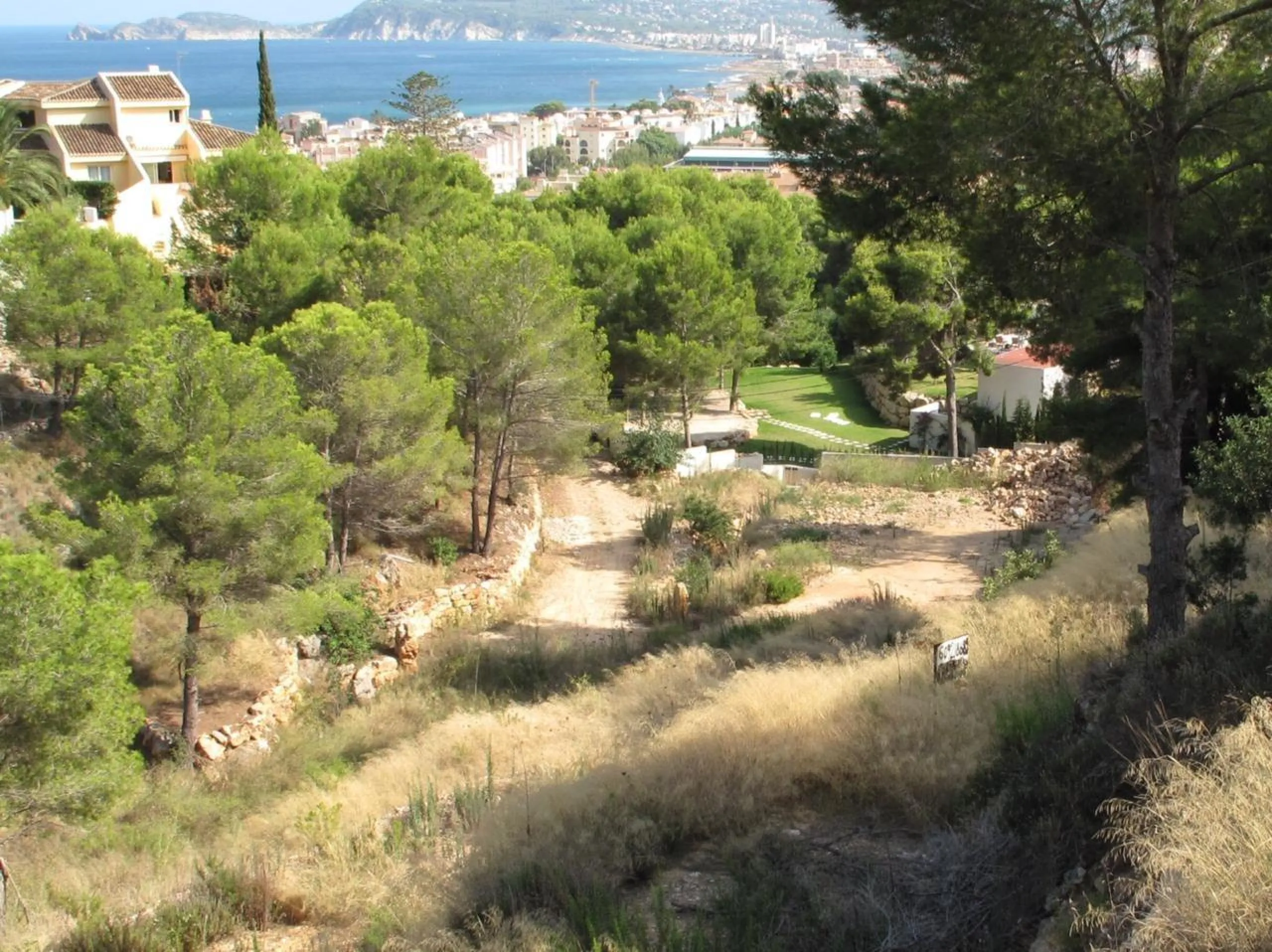 Un terreno urbano con vistas al mar