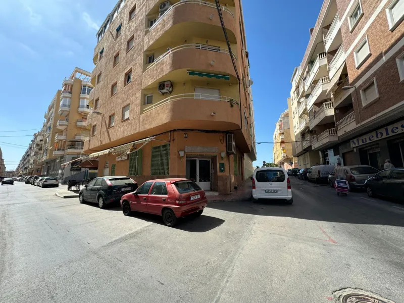 SE VENDE LOCAL COMERCIAL. 120 M2. CON LICENCIA HOSTELERIA. PLAYA A 500 METROS.