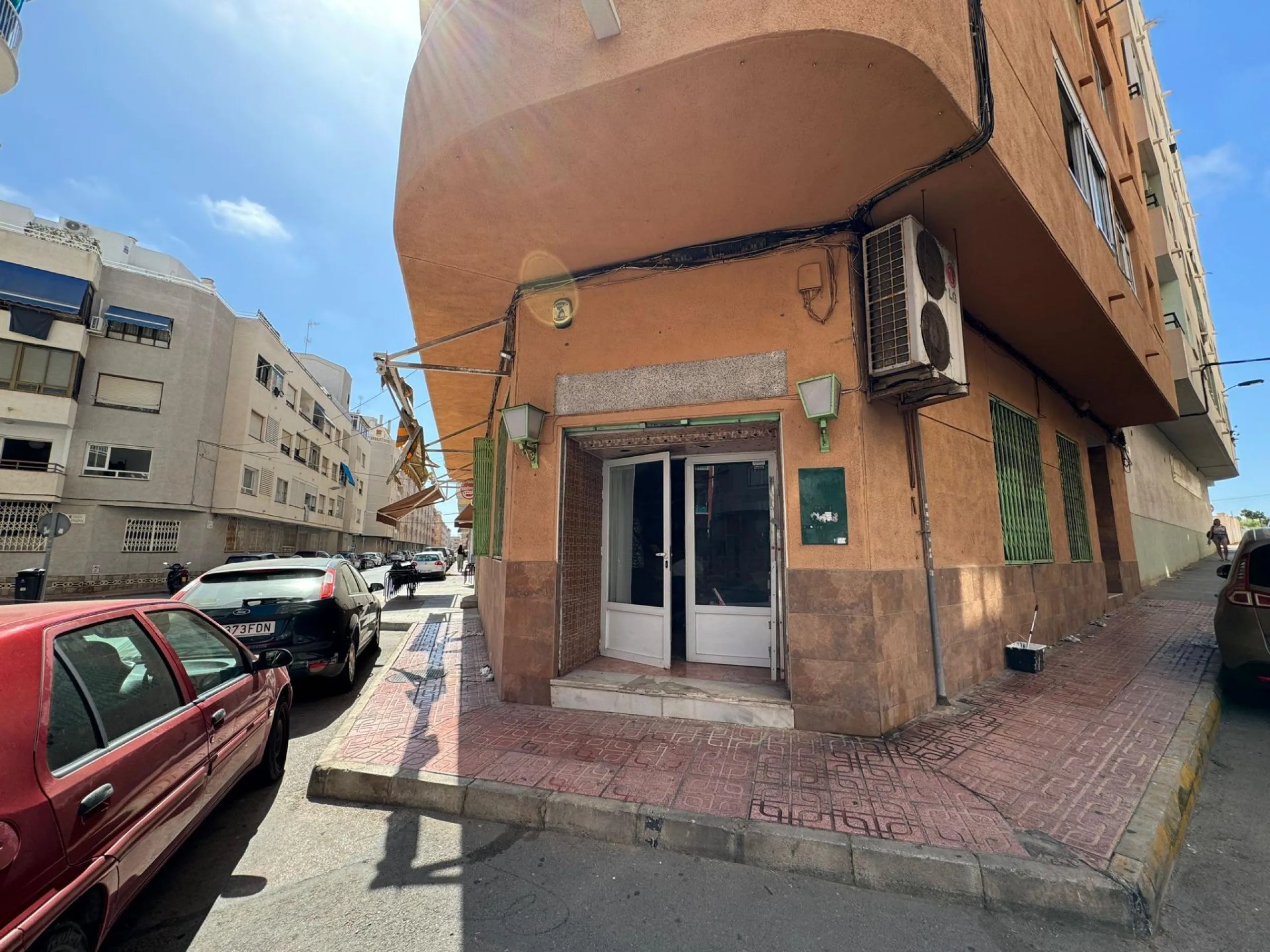 SE VENDE LOCAL COMERCIAL. 120 M2. CON LICENCIA HOSTELERIA. PLAYA A 500 METROS.