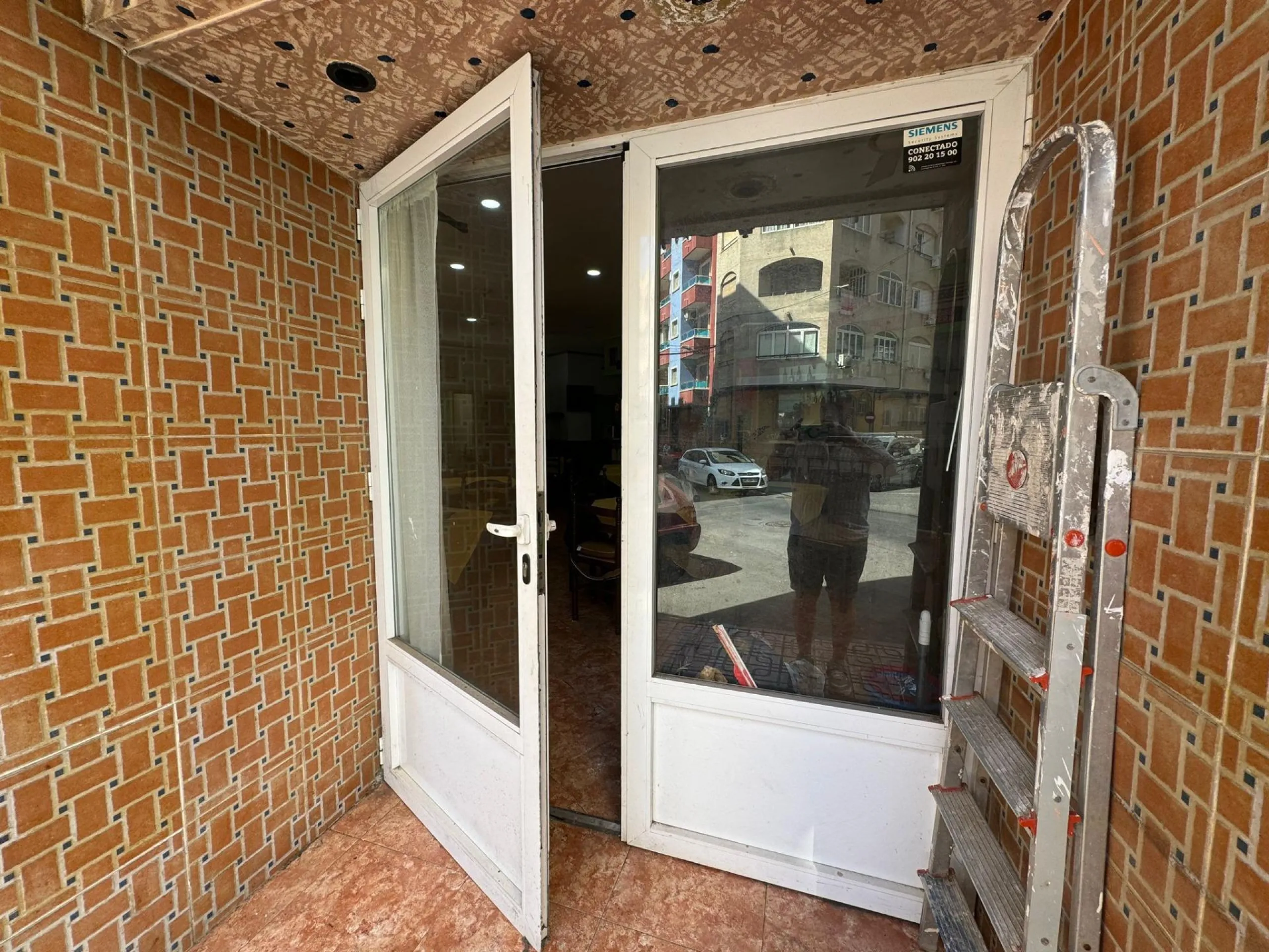 SE VENDE LOCAL COMERCIAL. 120 M2. CON LICENCIA HOSTELERIA. PLAYA A 500 METROS.