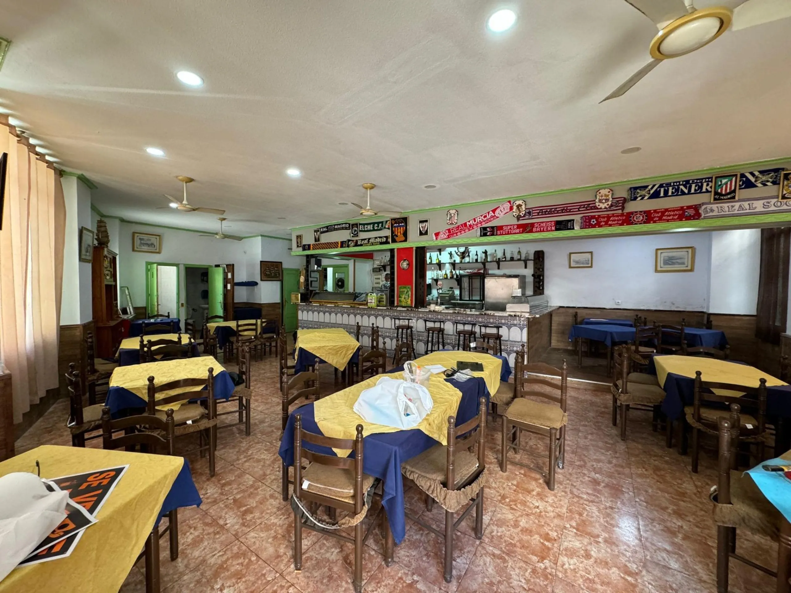 SE VENDE LOCAL COMERCIAL. 120 M2. CON LICENCIA HOSTELERIA. PLAYA A 500 METROS.
