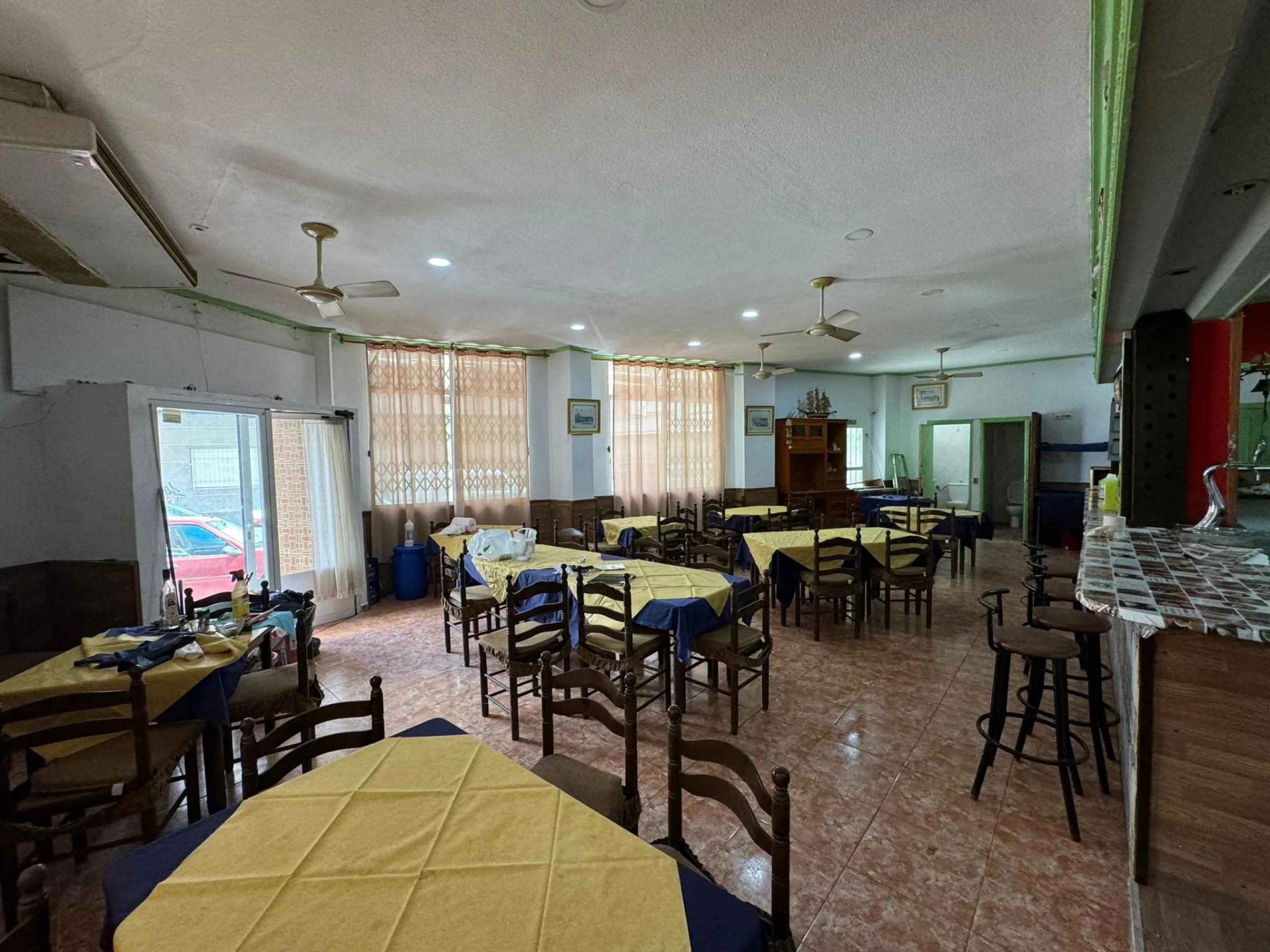 SE VENDE LOCAL COMERCIAL. 120 M2. CON LICENCIA HOSTELERIA. PLAYA A 500 METROS.