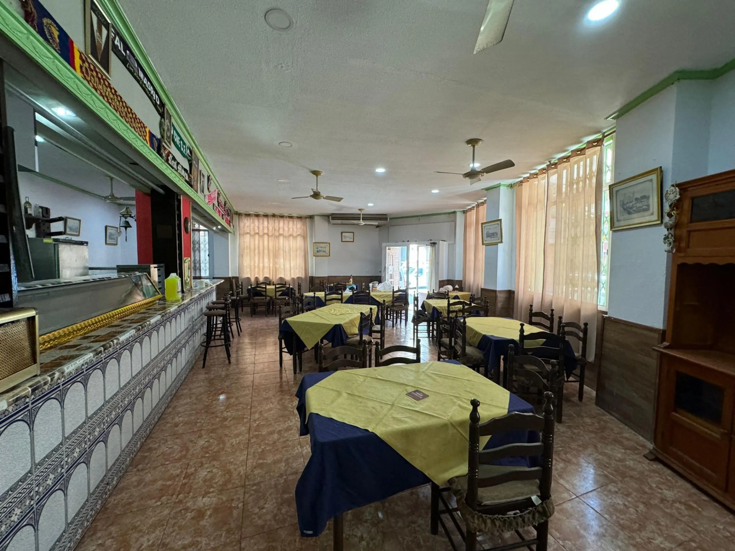 SE VENDE LOCAL COMERCIAL. 120 M2. CON LICENCIA HOSTELERIA. PLAYA A 500 METROS.