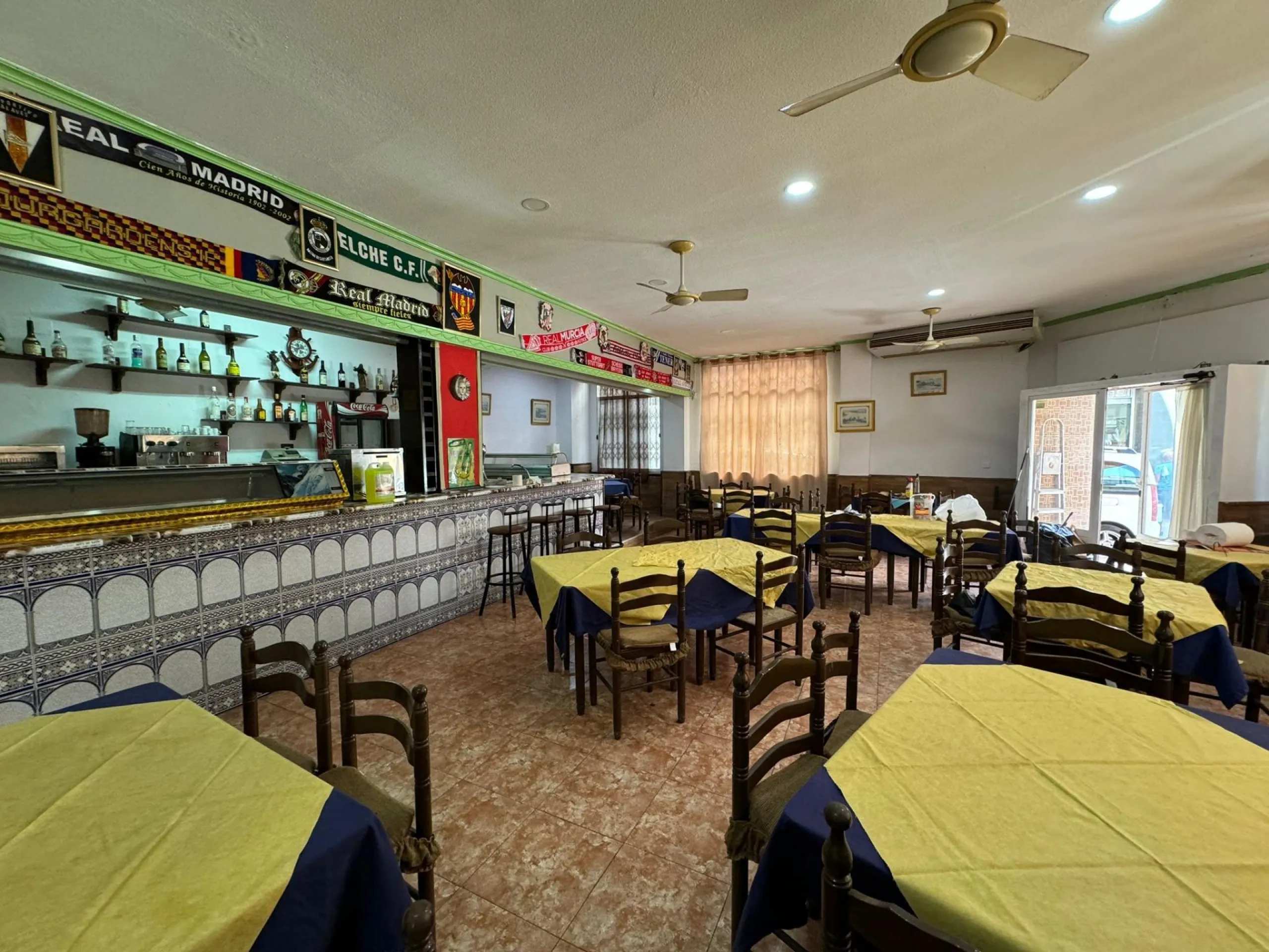 SE VENDE LOCAL COMERCIAL. 120 M2. CON LICENCIA HOSTELERIA. PLAYA A 500 METROS.