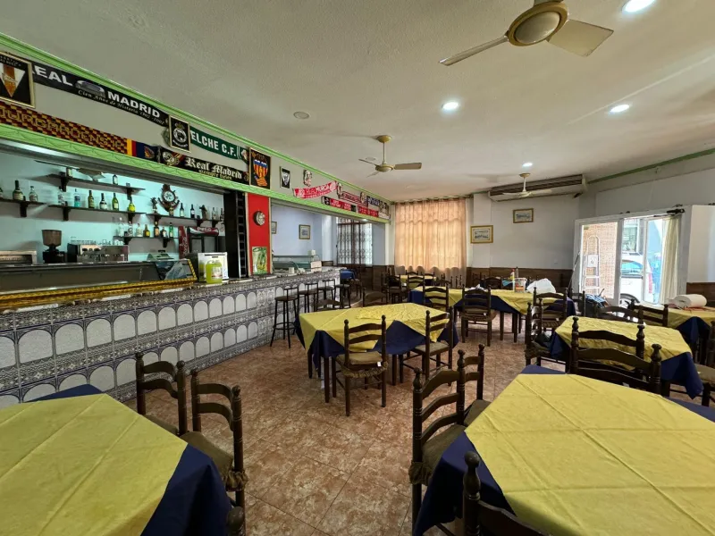 SE VENDE LOCAL COMERCIAL. 120 M2. CON LICENCIA HOSTELERIA. PLAYA A 500 METROS.