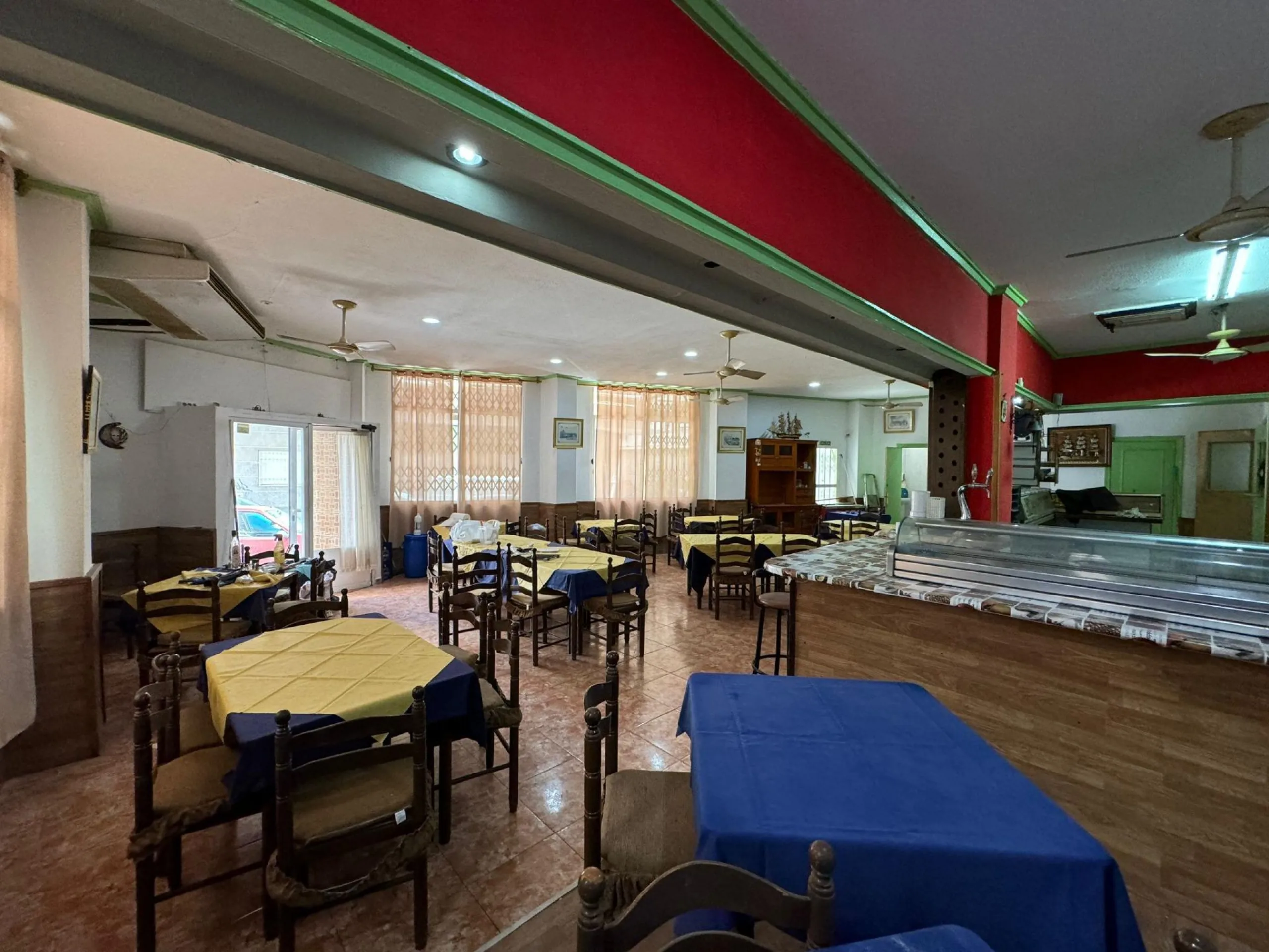 SE VENDE LOCAL COMERCIAL. 120 M2. CON LICENCIA HOSTELERIA. PLAYA A 500 METROS.
