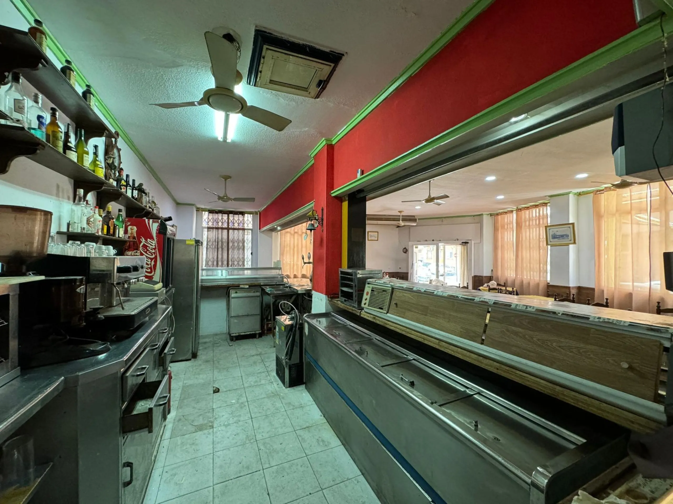 SE VENDE LOCAL COMERCIAL. 120 M2. CON LICENCIA HOSTELERIA. PLAYA A 500 METROS.