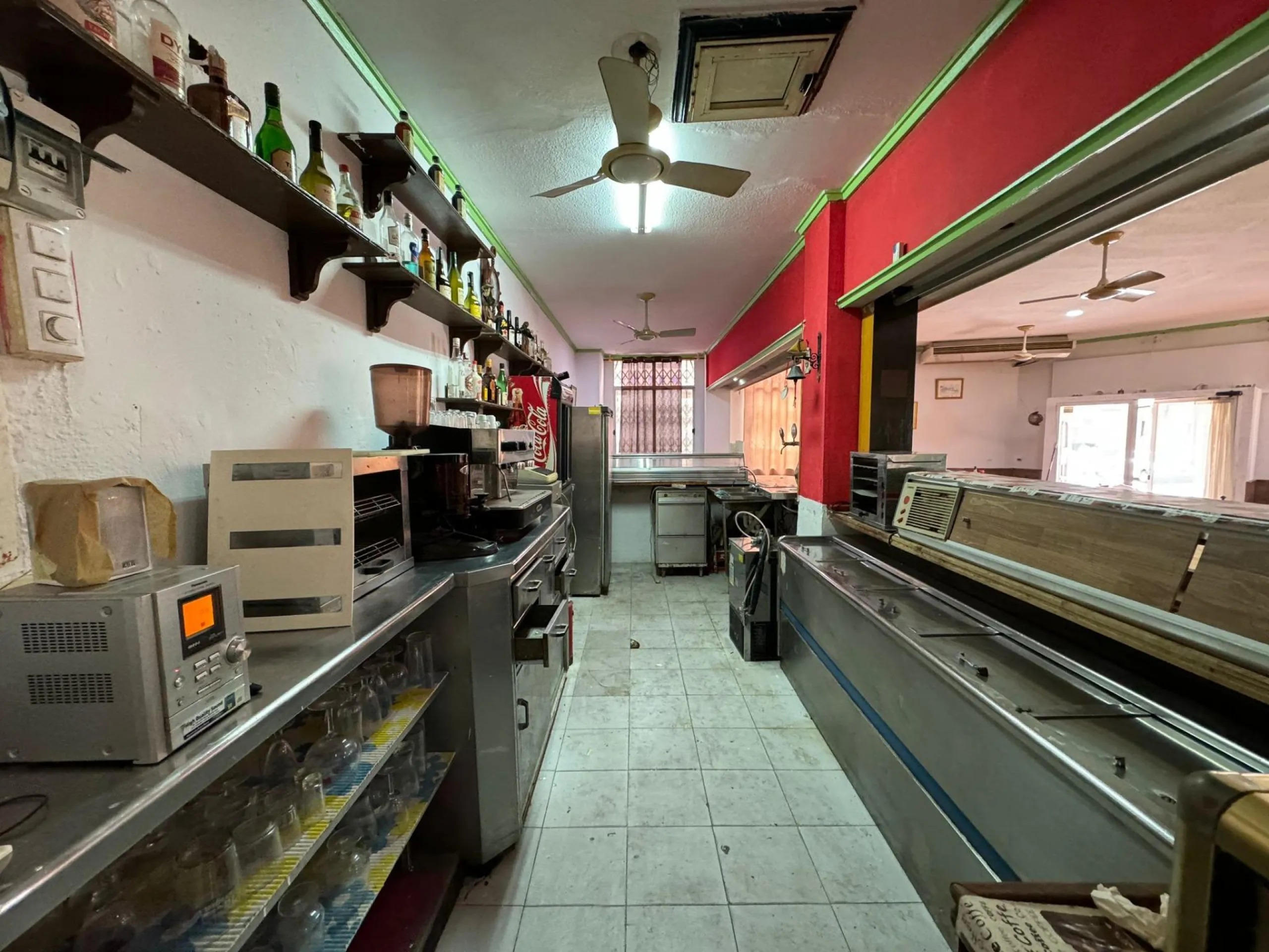 SE VENDE LOCAL COMERCIAL. 120 M2. CON LICENCIA HOSTELERIA. PLAYA A 500 METROS.