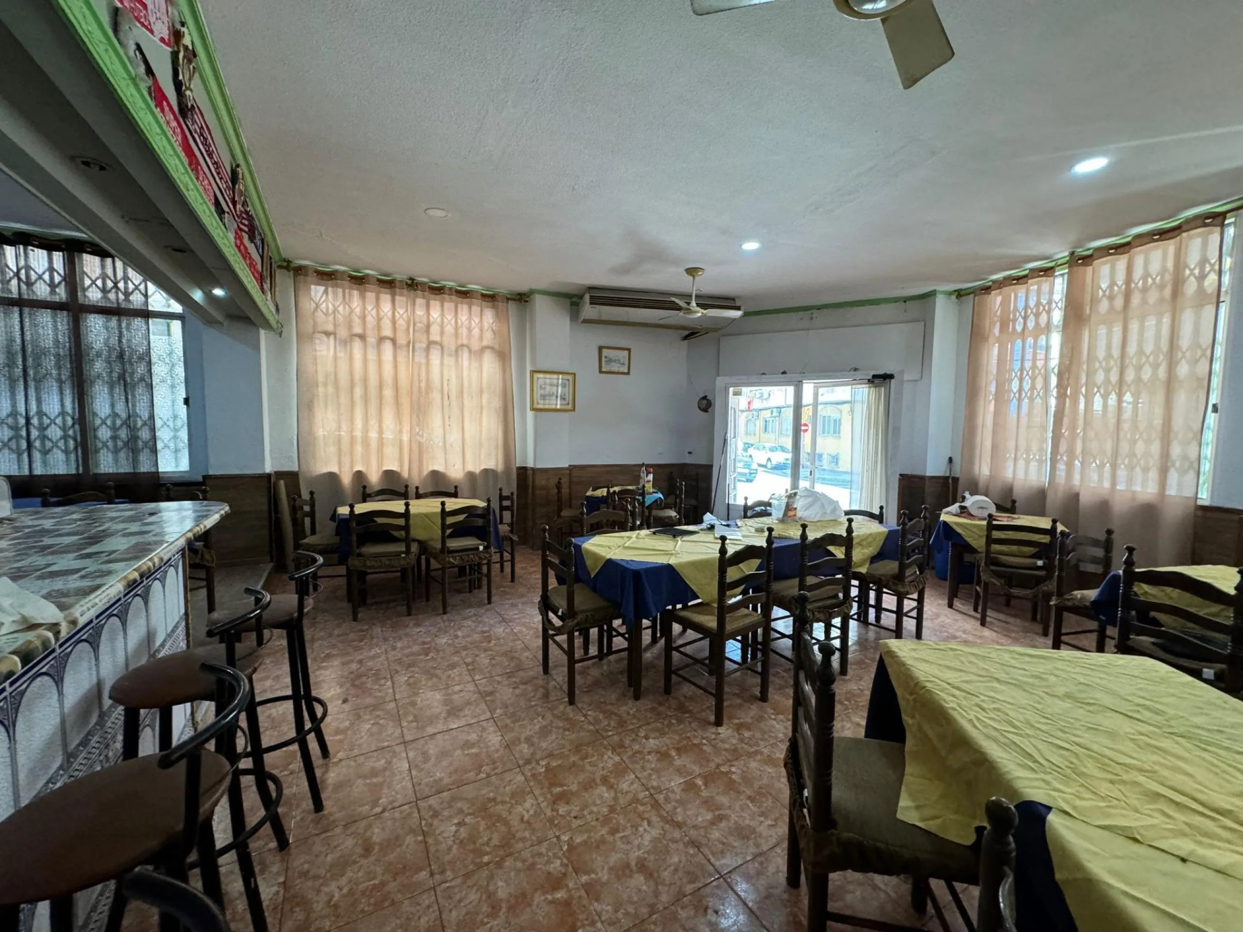 SE VENDE LOCAL COMERCIAL. 120 M2. CON LICENCIA HOSTELERIA. PLAYA A 500 METROS.