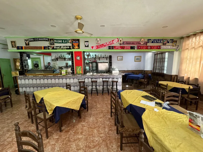 SE VENDE LOCAL COMERCIAL. 120 M2. CON LICENCIA HOSTELERIA. PLAYA A 500 METROS.