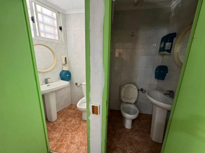SE VENDE LOCAL COMERCIAL. 120 M2. CON LICENCIA HOSTELERIA. PLAYA A 500 METROS.