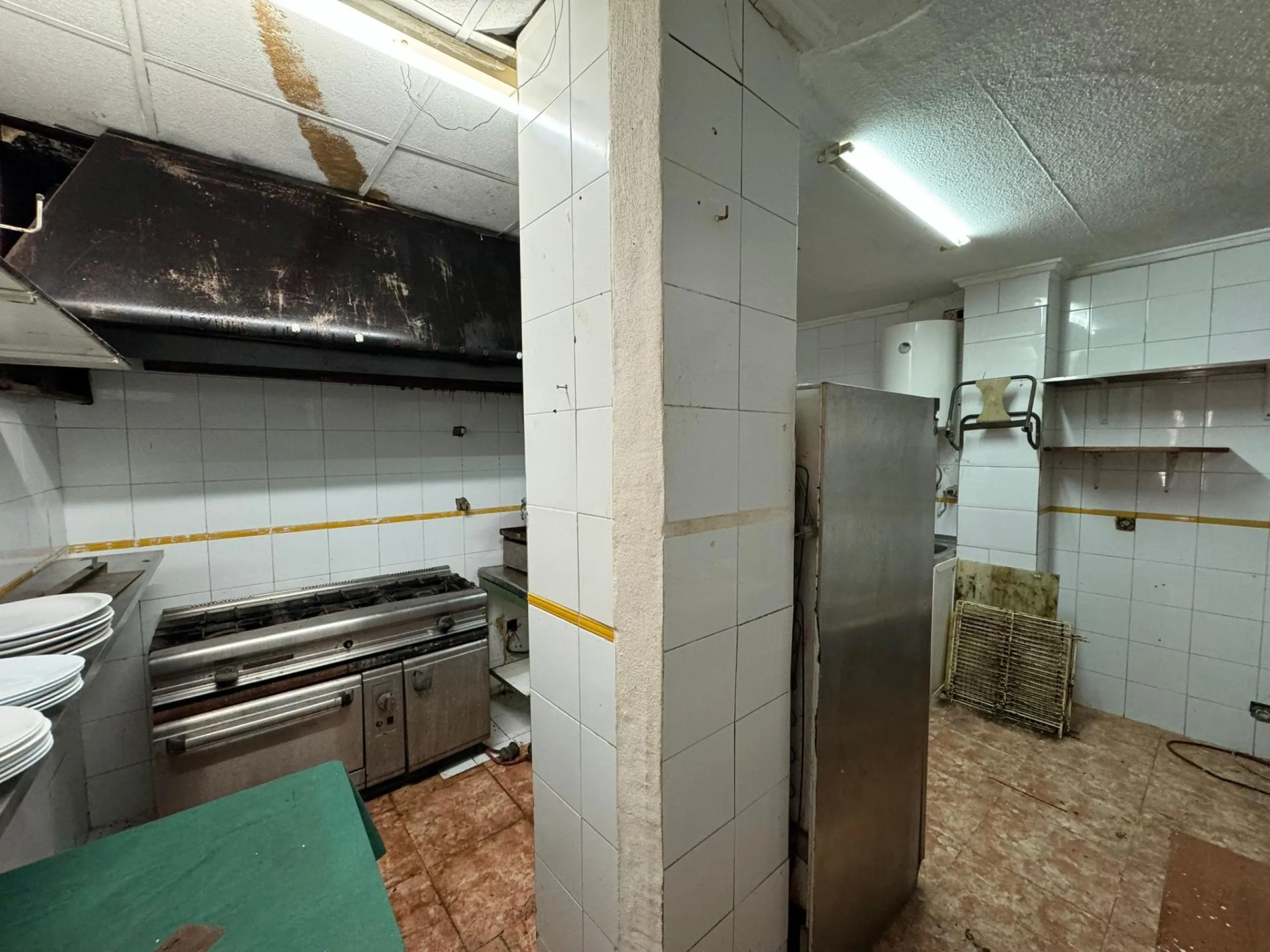 SE VENDE LOCAL COMERCIAL. 120 M2. CON LICENCIA HOSTELERIA. PLAYA A 500 METROS.