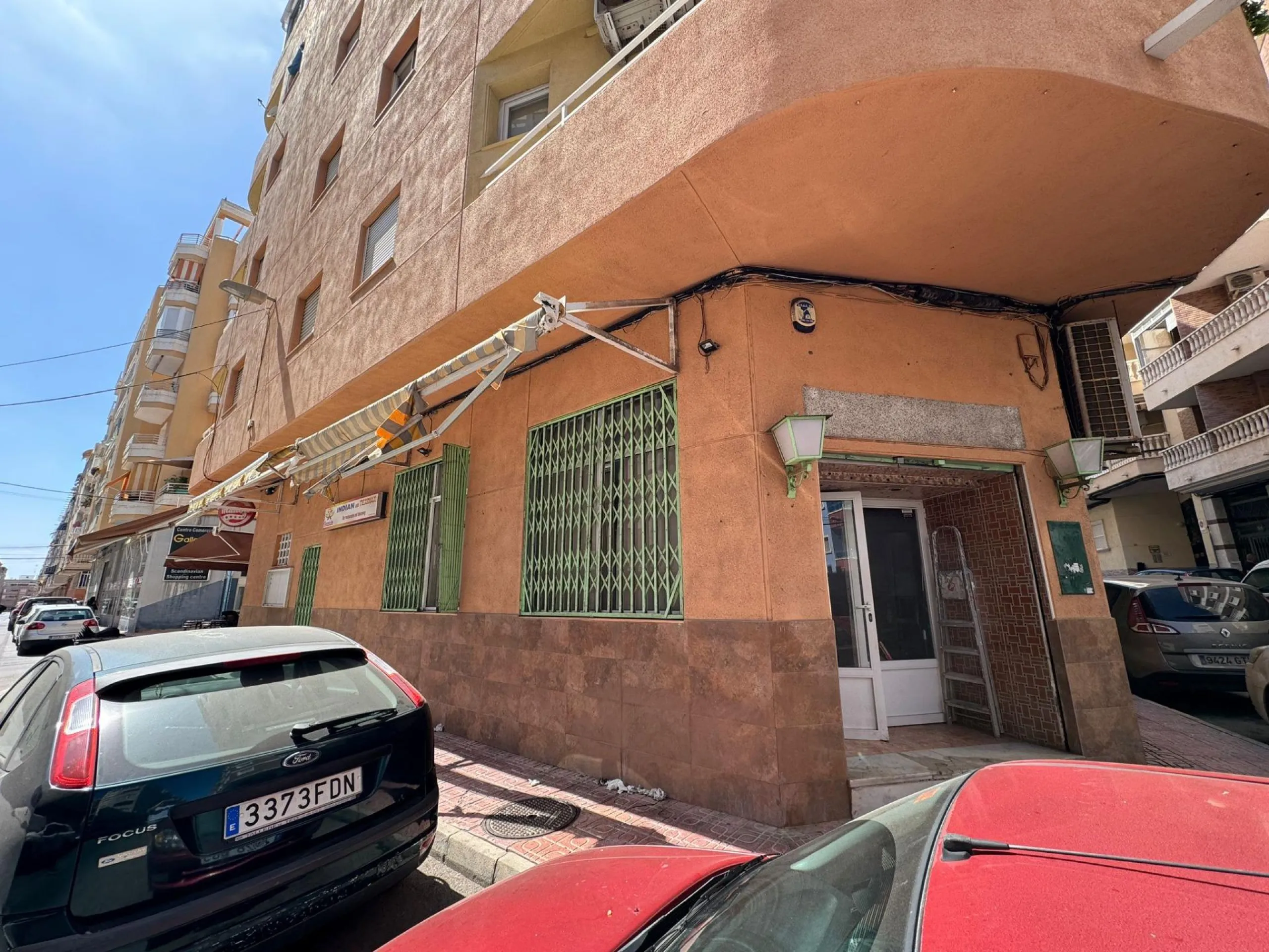 SE VENDE LOCAL COMERCIAL. 120 M2. CON LICENCIA HOSTELERIA. PLAYA A 500 METROS.