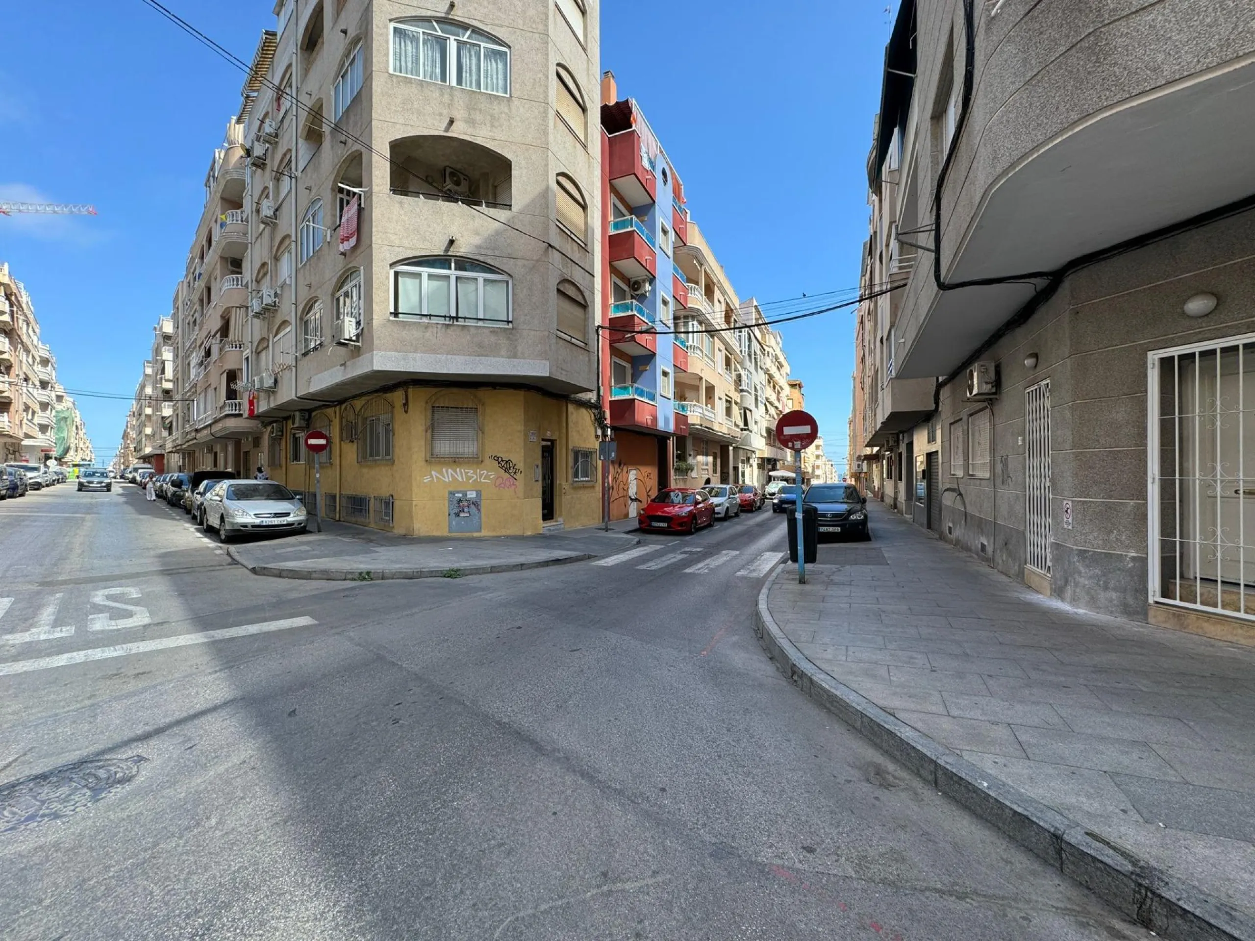 SE VENDE LOCAL COMERCIAL. 120 M2. CON LICENCIA HOSTELERIA. PLAYA A 500 METROS.