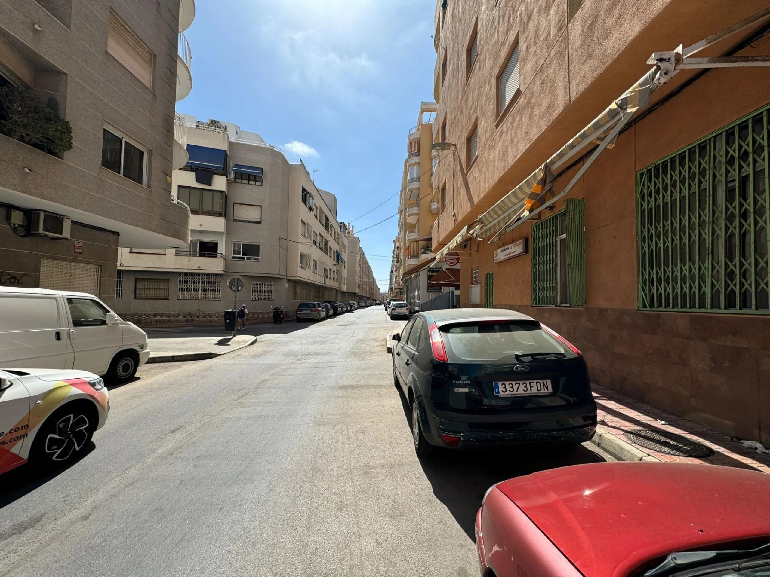 SE VENDE LOCAL COMERCIAL. 120 M2. CON LICENCIA HOSTELERIA. PLAYA A 500 METROS.
