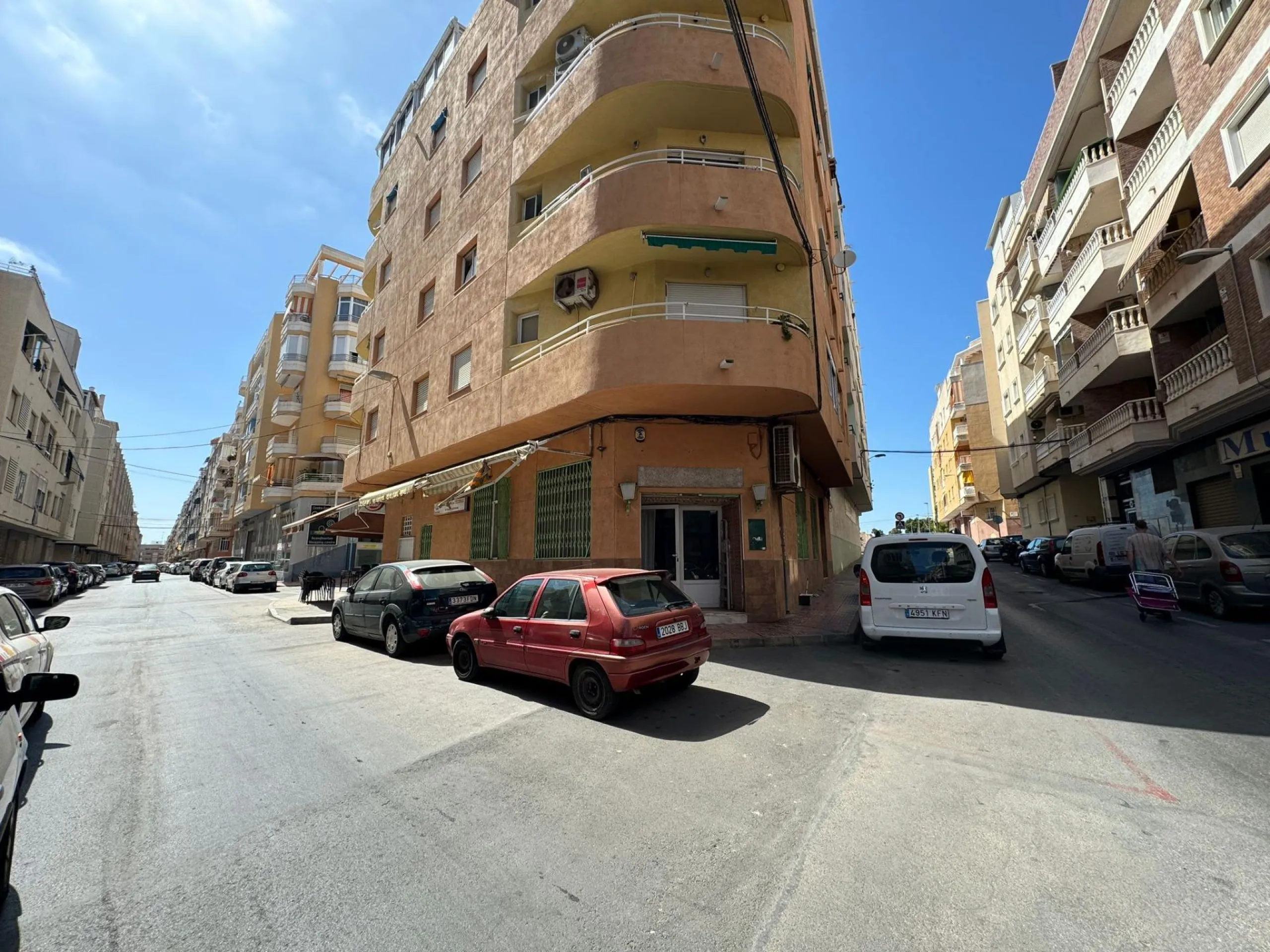 SE VENDE LOCAL COMERCIAL. 120 M2. CON LICENCIA HOSTELERIA. PLAYA A 500 METROS.