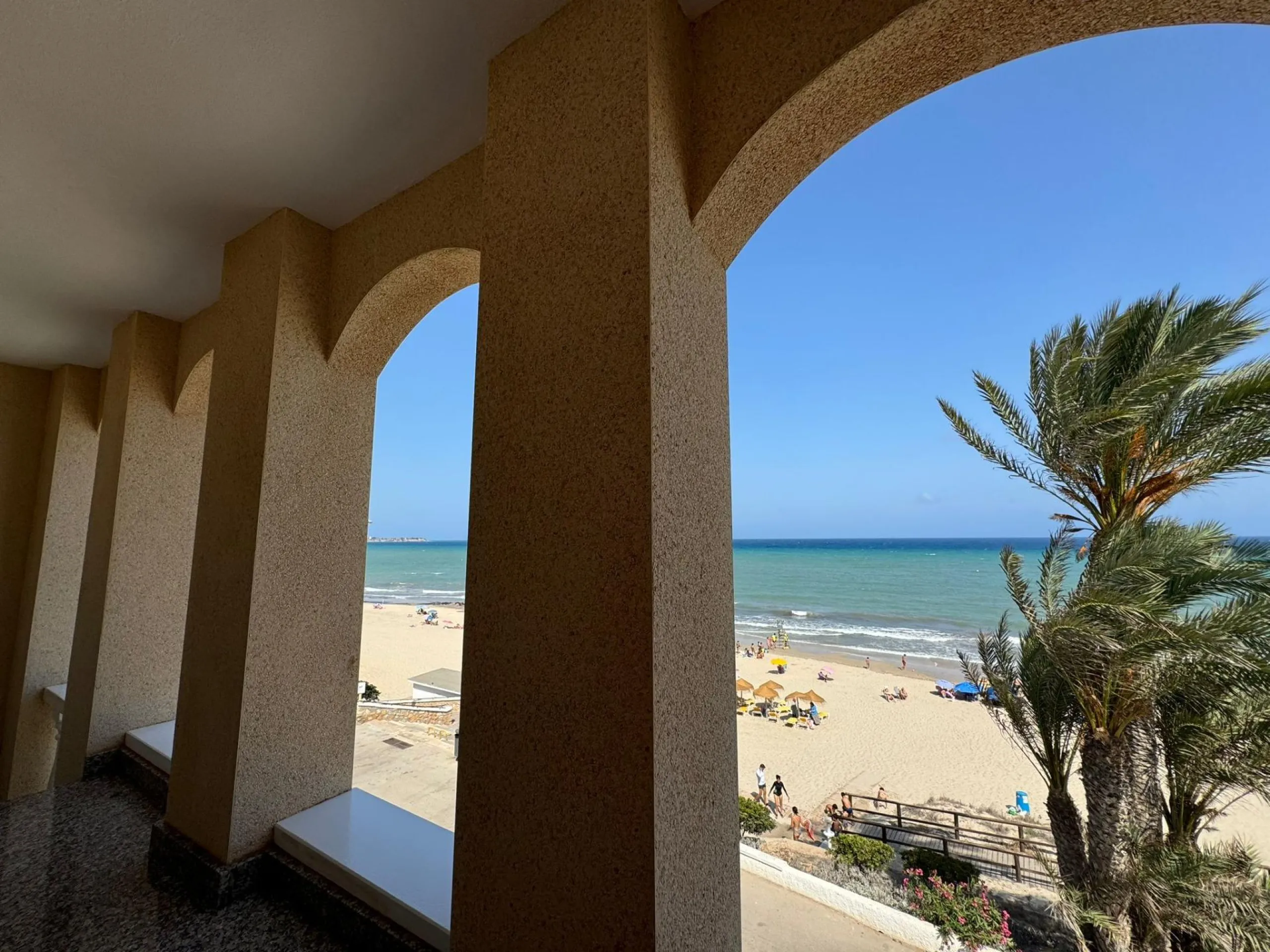 Ático en primera Linea! Reformado en La Torre de la Horadada: ¡Tu Refugio Ideal a Metros del Mar!