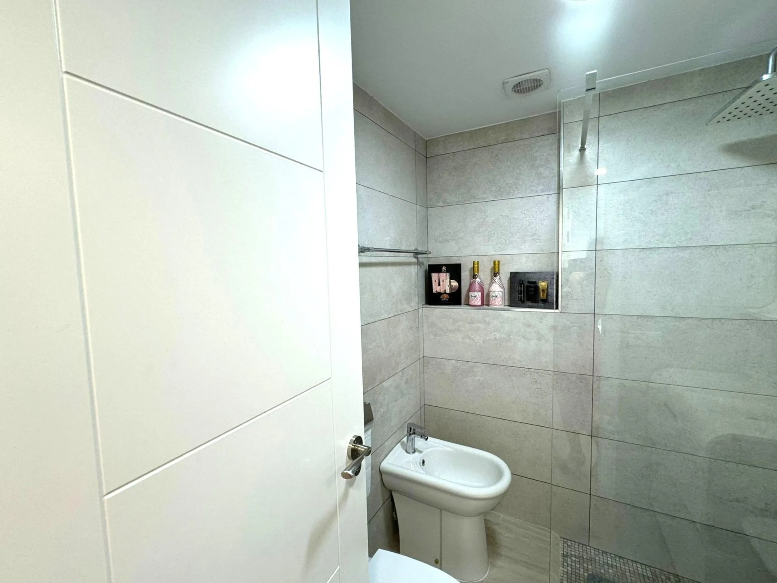 Ático en primera Linea! Reformado en La Torre de la Horadada: ¡Tu Refugio Ideal a Metros del Mar!