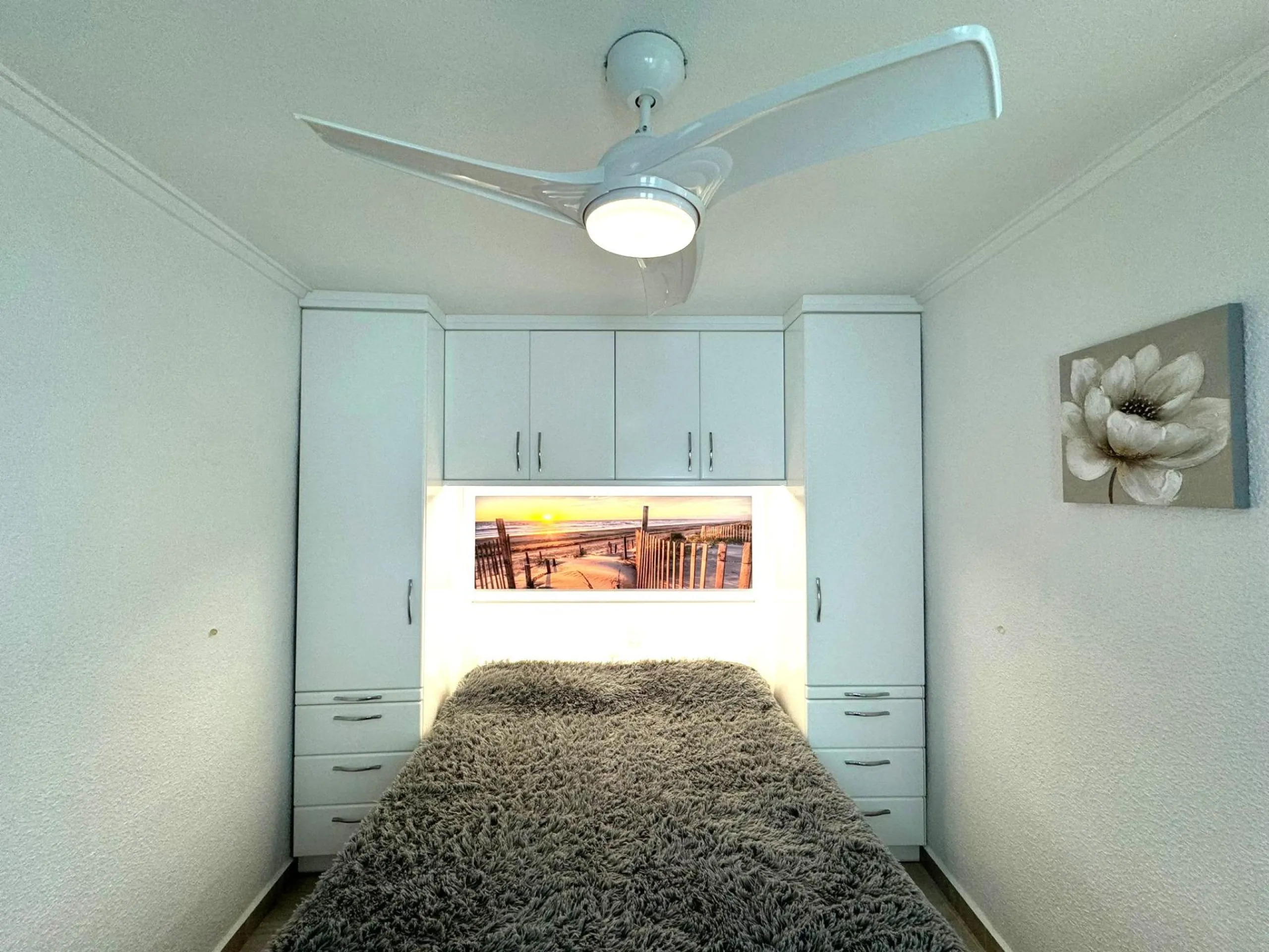 Ático en primera Linea! Reformado en La Torre de la Horadada: ¡Tu Refugio Ideal a Metros del Mar!