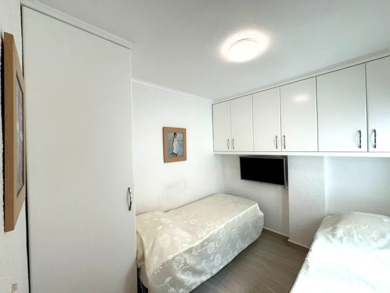 Ático en primera Linea! Reformado en La Torre de la Horadada: ¡Tu Refugio Ideal a Metros del Mar!