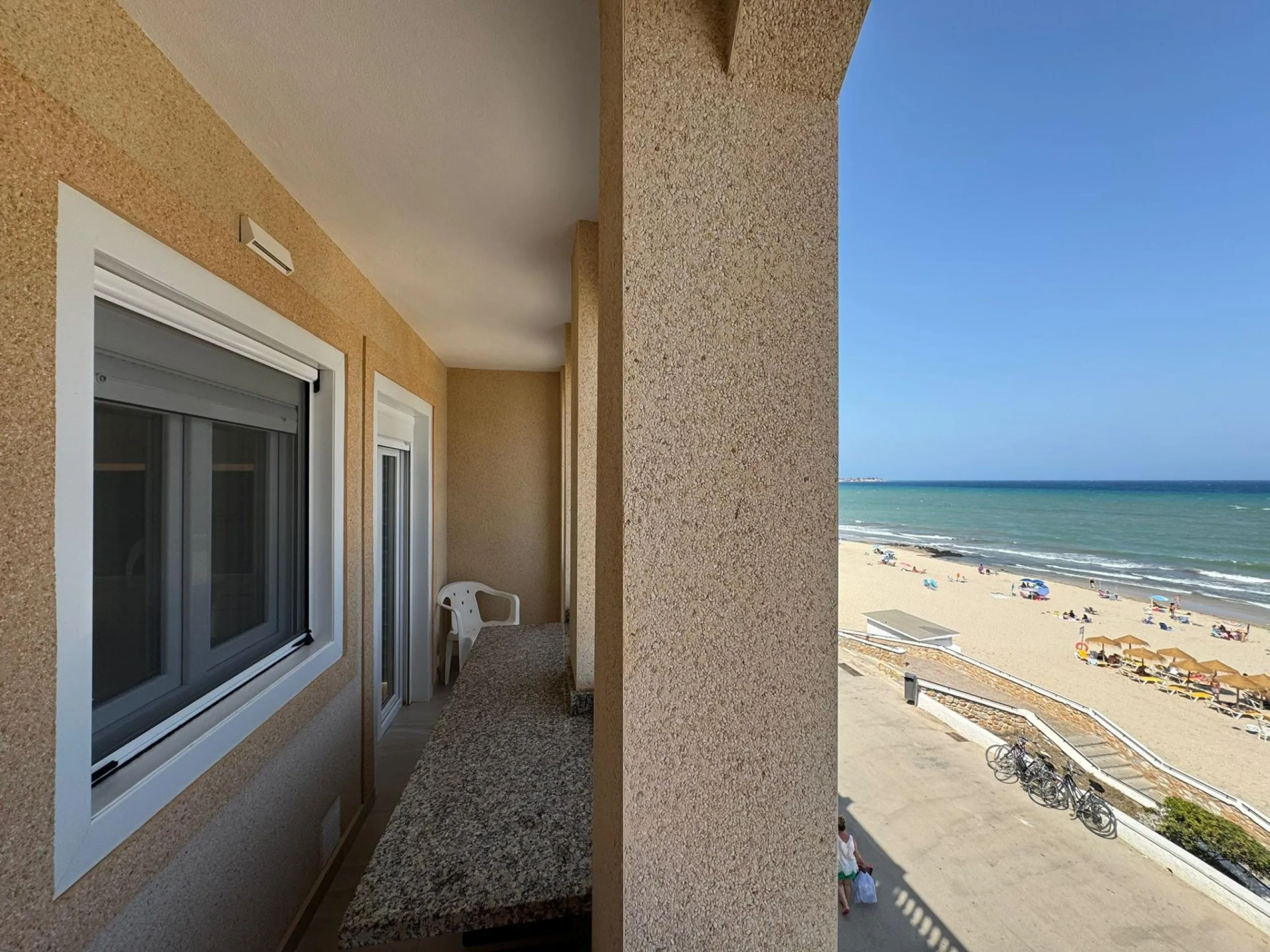 Ático en primera Linea! Reformado en La Torre de la Horadada: ¡Tu Refugio Ideal a Metros del Mar!