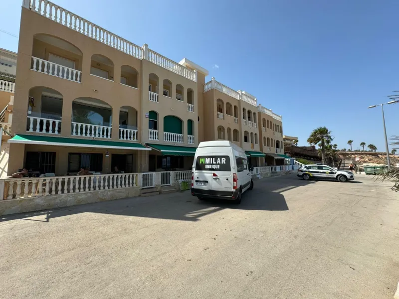 Ático en primera Linea! Reformado en La Torre de la Horadada: ¡Tu Refugio Ideal a Metros del Mar!