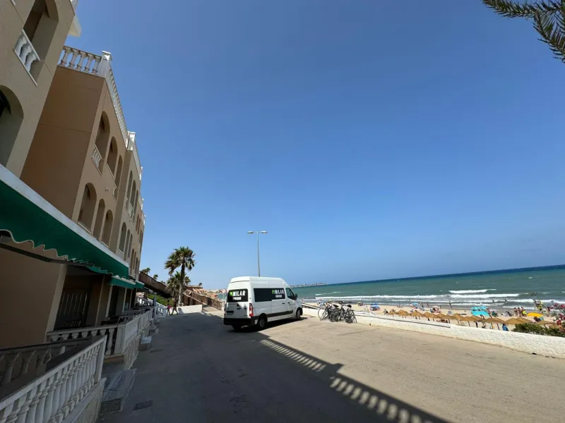 Ático en primera Linea! Reformado en La Torre de la Horadada: ¡Tu Refugio Ideal a Metros del Mar!
