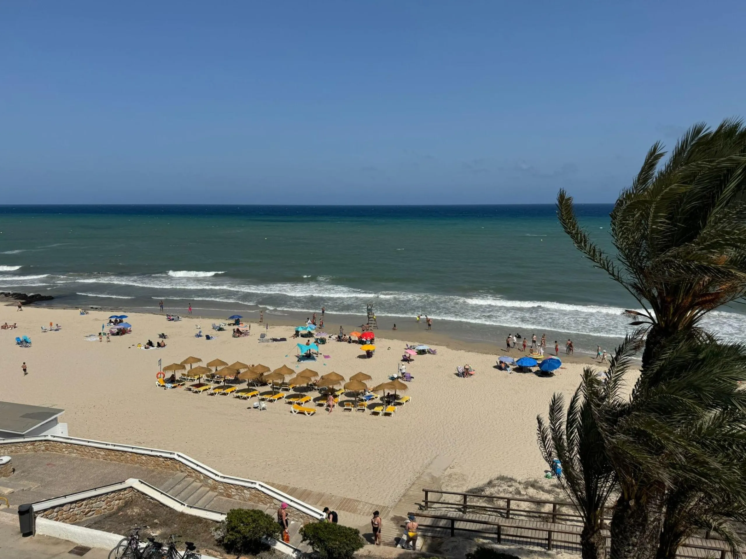 Ático en primera Linea! Reformado en La Torre de la Horadada: ¡Tu Refugio Ideal a Metros del Mar!