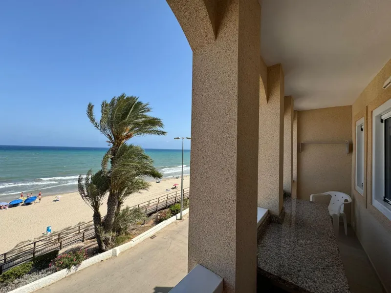 Ático en primera Linea! Reformado en La Torre de la Horadada: ¡Tu Refugio Ideal a Metros del Mar!