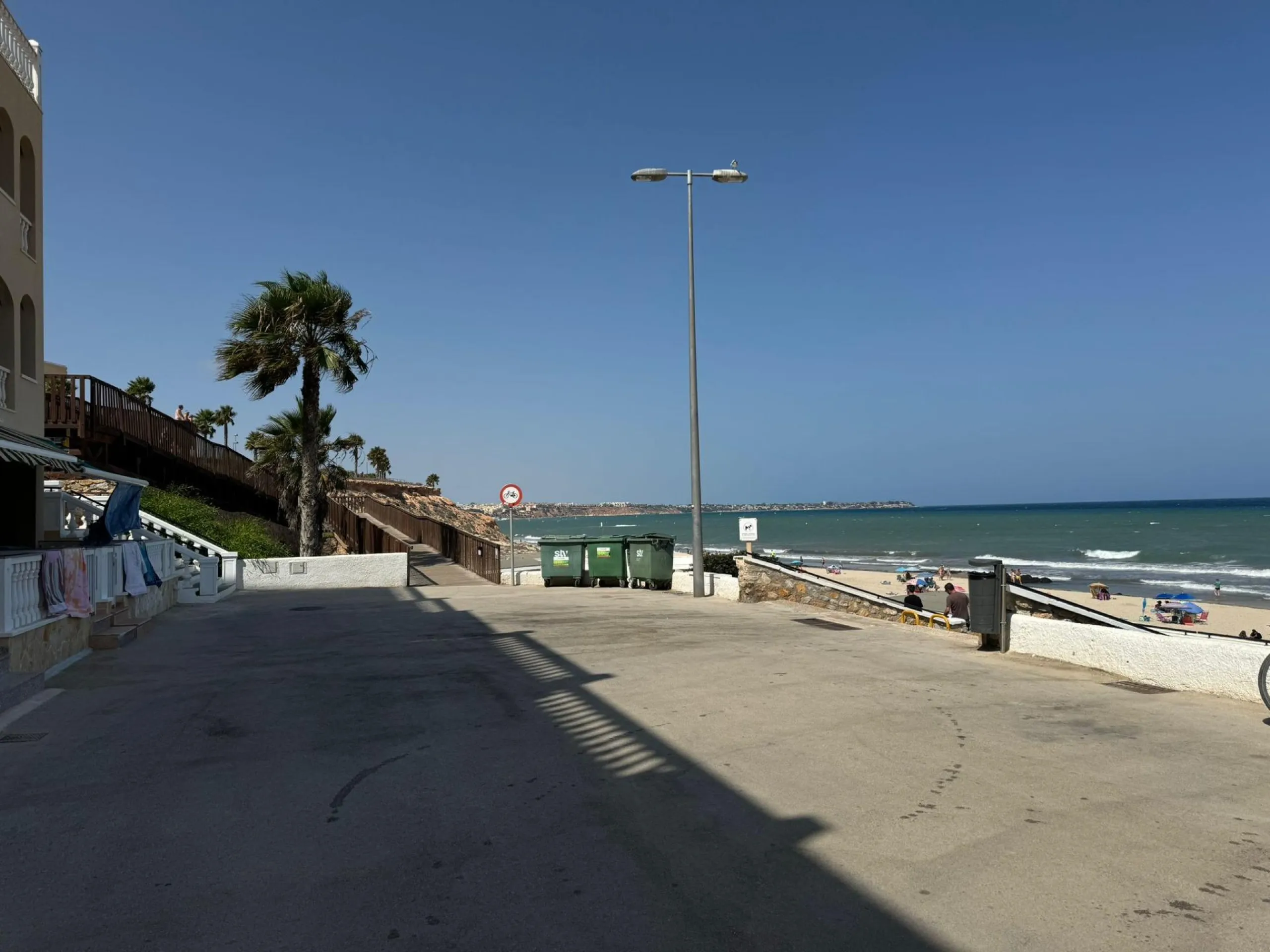 Ático en primera Linea! Reformado en La Torre de la Horadada: ¡Tu Refugio Ideal a Metros del Mar!