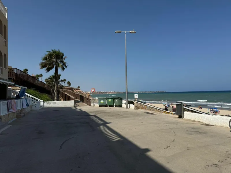 Ático en primera Linea! Reformado en La Torre de la Horadada: ¡Tu Refugio Ideal a Metros del Mar!