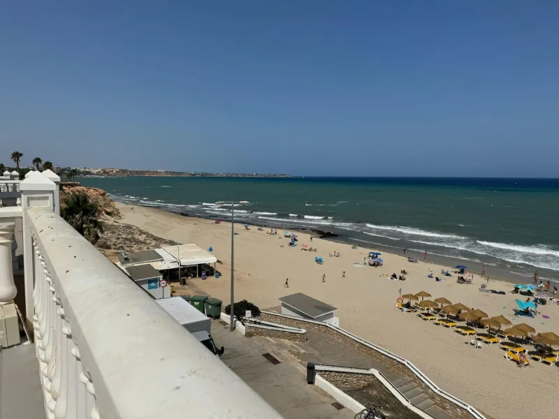 Ático en primera Linea! Reformado en La Torre de la Horadada: ¡Tu Refugio Ideal a Metros del Mar!
