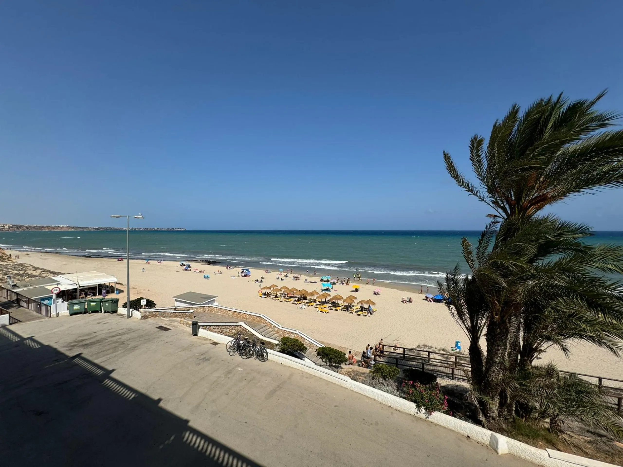 Ático en primera Linea! Reformado en La Torre de la Horadada: ¡Tu Refugio Ideal a Metros del Mar!