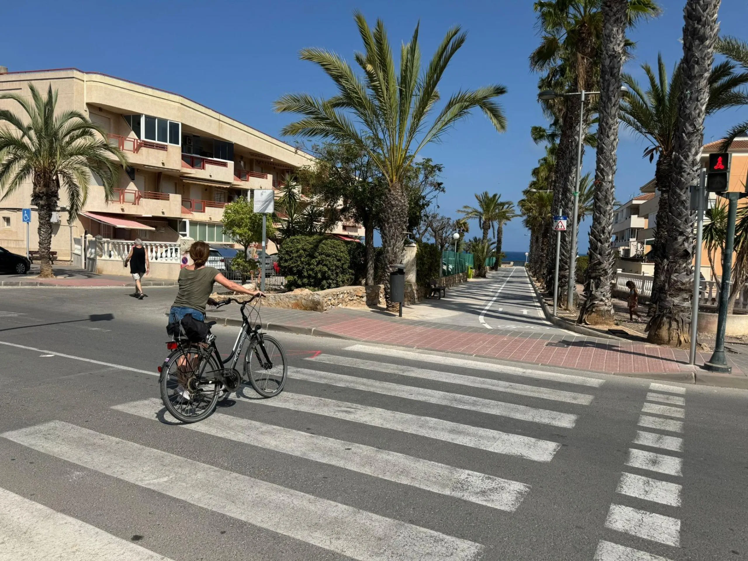 Ático en primera Linea! Reformado en La Torre de la Horadada: ¡Tu Refugio Ideal a Metros del Mar!